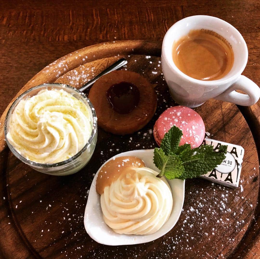 辻仁成さんのインスタグラム写真 - (辻仁成Instagram)「カフェグルモン、とカフェで頼むとこんな感じのが出てきますよ。エスプレッソと小さなお菓子セットのことをカフェグルモンといいます。ちなみにテグルモン(紅茶の)もたまにあります。」5月10日 14時36分 - tsujihitonari