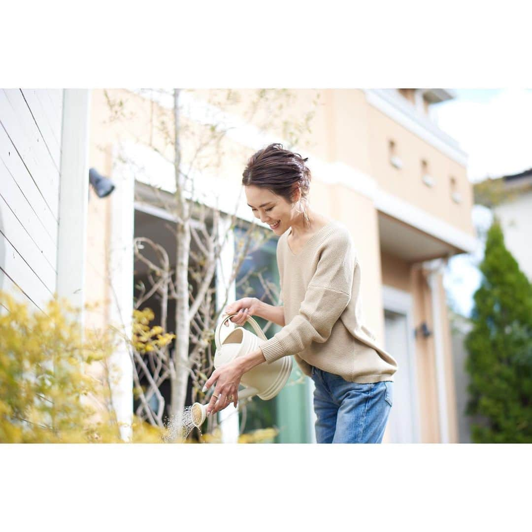 小林有里さんのインスタグラム写真 - (小林有里Instagram)「♡ 先日の撮影の一コマ♡ . ルックプラスを使って生まれた 「ゆとり時間」の撮影でした♡ . 実際に朝のお風呂掃除のとき 頂いた商品を使ったのだけど... シューっとして60秒後に流すだけでツルツルだから ほんっとに簡単でストレスない！ . 気持ちにも時間にも余裕が生まれるので、 お花のお水変えたりコーヒー飲んだり☕️✨ . このほんの数分間のゆとり時間で 気持ちまで丁寧になる感じ。 . 今キャンペーン参加で ゆとりグッズが当たるみたいなので よかったら見てみて下さいね❤ ✔ @look.plus_official  #ルックプラス#ルックプラスでゆとりプラス #バスタブクレンジング#風呂掃除は#朝派 #lookplus#pr#shooting#momlife#relaxtime」5月10日 14時38分 - lilyshandmade