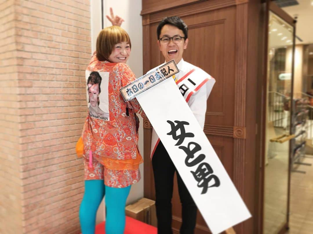 なんばグランド花月さんのインスタグラム写真 - (なんばグランド花月Instagram)「本日1日支配人は女と男でした😚✨今日も元気いっぱいでございました🍙‼︎和田ちゃんの背中にはDAVIDBOWIE⚡︎イケてるぅ🥺💕市川くんは新しく資格がとれそうだとか🥴⭕️ #なんばグランド花月 #1日支配人 #女と男 #davidbowie  #資格 #ファイナンシャルプランナー  #消しゴムハンコ #ハンドボール」5月10日 14時49分 - nambagrandkagetsu