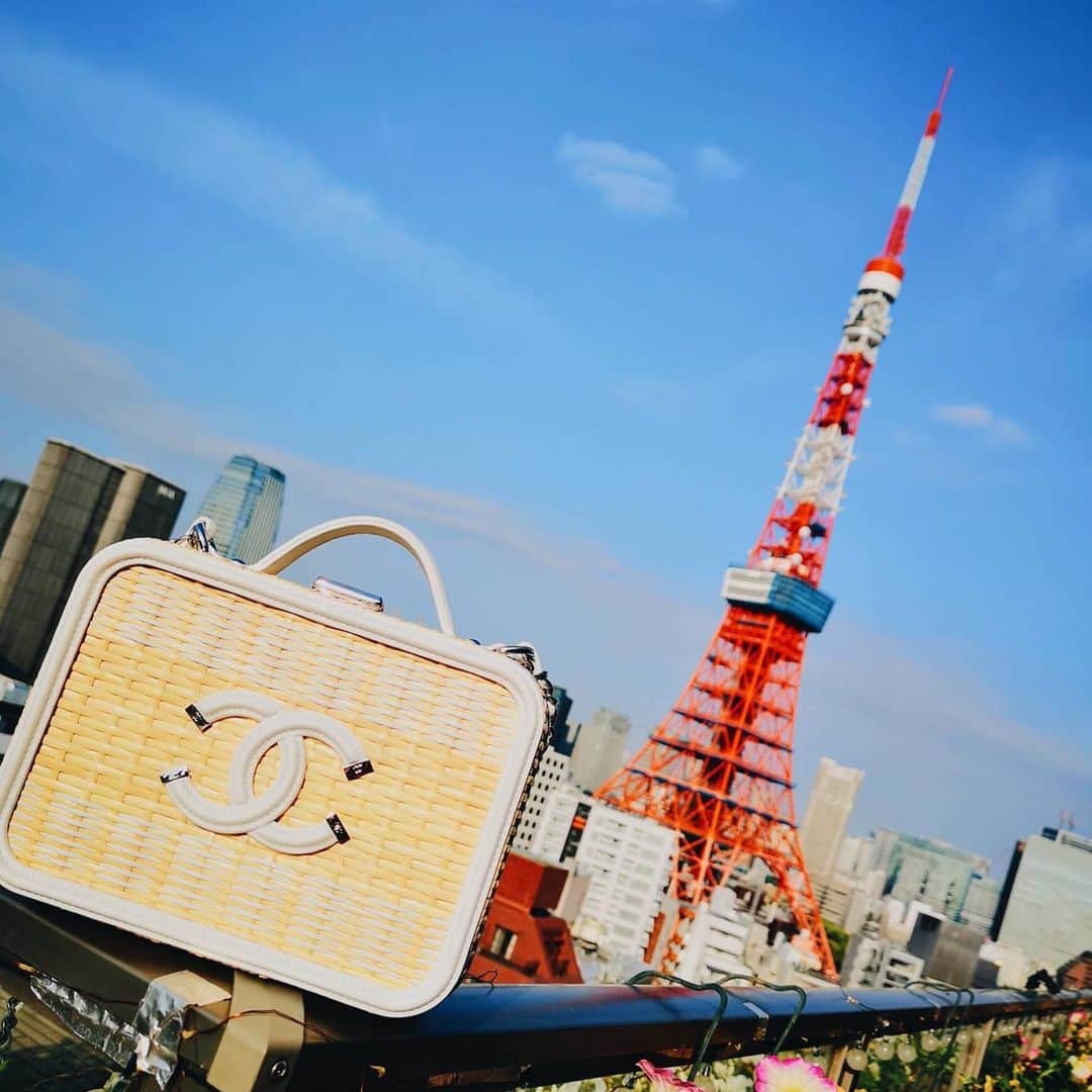 クリスティン・ウェイのインスタグラム：「It’s a beautiful day today #tokyotower #chanel #tokyo #springfashion #terrace」