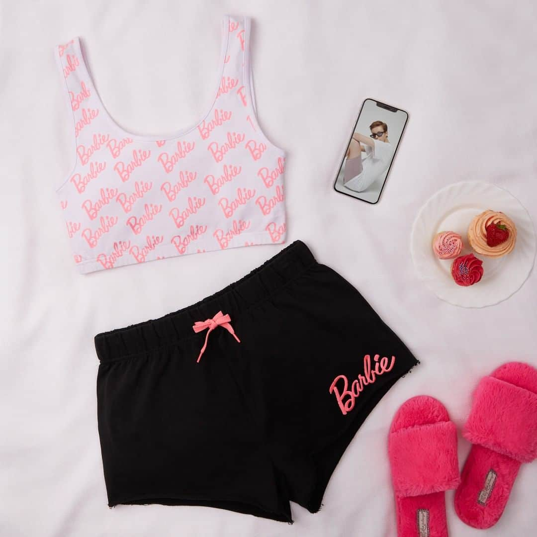 プリマークさんのインスタグラム写真 - (プリマークInstagram)「Just chillin' with our bestie 💕 Top £10, Bottoms £6 (Available in: 🇬🇧) #Primark #Barbie60」5月10日 15時00分 - primark