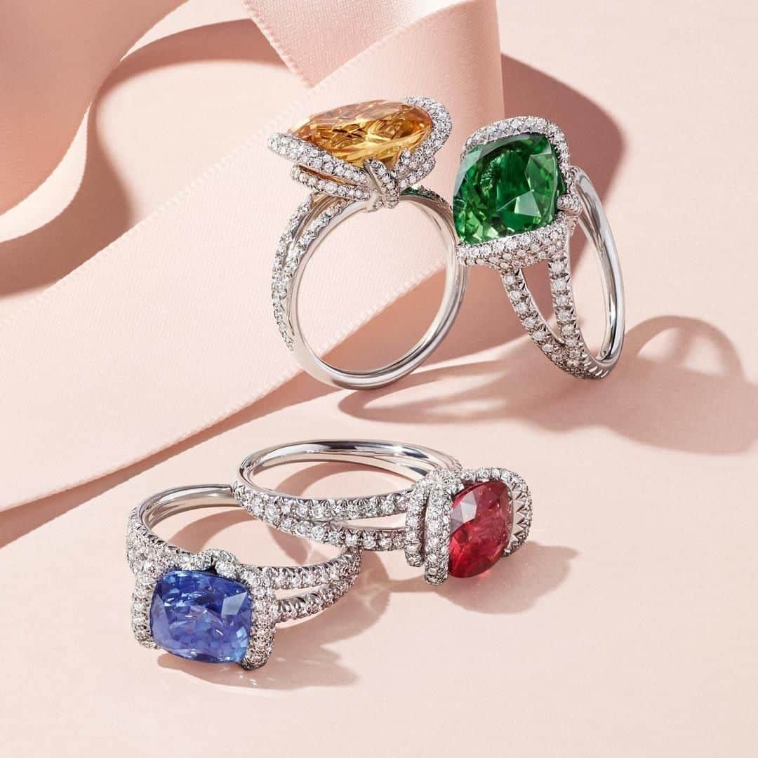 Chaumetさんのインスタグラム写真 - (ChaumetInstagram)「This Mother's Day, celebrate with Liens d'Amour, a cocktail ring with precious gemstones that burst with colour. #Chaumet #ChaumetLiens #StoriesofLiens #MothersDay #FetedesMeres」5月10日 15時00分 - chaumetofficial