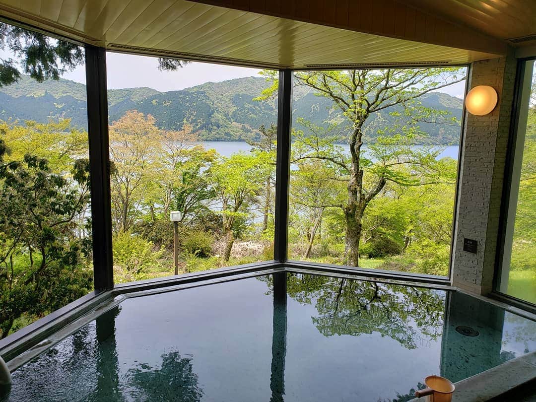 藤岡幸夫のインスタグラム：「朝からの譜読みにきりをつけて、ふらっと箱根へ。昔の僕だったら助手席で「新緑がキレイだわ…」と笑顔の彼女に「恋をしてるキミは美しいね…お世辞なんかじゃないんだぜべいべー」と救いようもない自信過剰のアホになれてたのに、それが今ではあーた、ひとりで龍宮殿！龍宮だってのにあーた、ホステスさんもいません！鳥の声が美しかった…」
