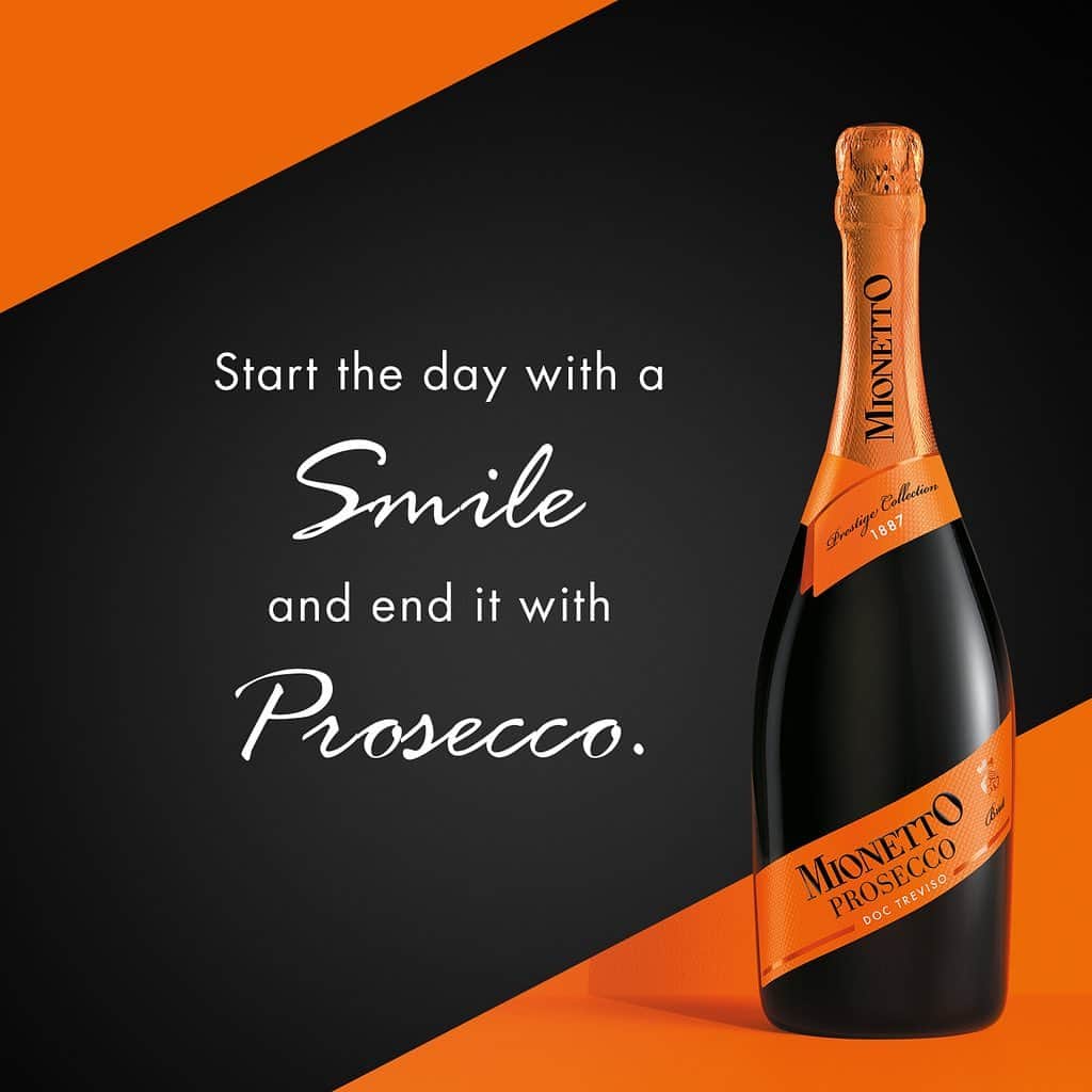 Mionetto Prosecco Deutschlandさんのインスタグラム写真 - (Mionetto Prosecco DeutschlandInstagram)「Start your weekend right – mit einem Lächeln auf den Lippen und dem weltweiten Prosecco #1! 😉 Cin cin! 🥂 . . . #sparkling #winelovers #bubbles #italianlifestyle #lifestyle #lifestyleblogger #design #bestoftheday #instagood #instadaily #proseccooclock #igersdeutschland #proseccotime #proseccolove #love #madeinitaly #instawine #instadrink #happiness #potd #pictureoftheday #smile #startyourdaywithasmile #weekendvibes #🍾」5月10日 15時20分 - mionetto_de