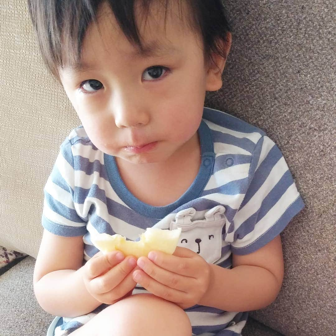 本仮屋リイナさんのインスタグラム写真 - (本仮屋リイナInstagram)「お腹まくらでぐったり👦  GW明けから保育園に通い始めた息子は、初日に風邪をもらって帰ってきました。微熱だけだったのに、昨晩から悪化し、嘔吐したり咳やら鼻水が始まりました。なんとなく私も喉がチクチクしてきたような☁️☁️ 二人目の妊娠期間は、りんごしか食べられないつわりから始まり、逆子、切迫早産、貧血、臨月入ってからの長男の風邪と、ドキドキの連続です。  早く元気になりますように👦 無事に元気に生まれますように👶  #お腹の赤ちゃん、お兄ちゃんのことめっちゃ蹴ってた👣 #重かったのかな？ #コミュニケーションかな？ #熱の顔が小さい頃のわたしの熱の顔にそっくり。 #がんばれ息子！ #期間限定保育園 #妊娠記録 #妊娠38週 #臨月 #妊婦 #2才3ヶ月」5月10日 15時18分 - riina_motokariya