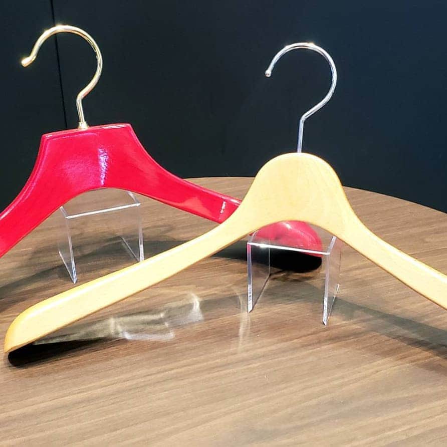 Omotecho Style Storeさんのインスタグラム写真 - (Omotecho Style StoreInstagram)「日本で唯一の木製ハンガーメーカーのNAKATA HANGERの商品をご紹介致します。ハンガーは≪ふくかけ≫とも呼ばれ、洋服だけではなく幸福もかけるといわれます。見た目の美しさと型崩れさせない機能性にこだわっています!! 有名YouTuberがプレゼントされていた事も話題になりました♪ぜひ母の日のプレゼントにいかがでしょうか？  #Omotechostylestore#中田工芸#豊岡#ハンガー#福をかける#母の日#プレゼント#5月12日♯木製#南青山」5月10日 15時20分 - omotechostylestore