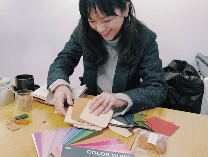 原田沙奈子さんのインスタグラム写真 - (原田沙奈子Instagram)「お気に入りの革アイテムと一緒に、毎日を過ごしたり、旅に出たり、自分の色にどんどん馴染んで愛おしさが増す感じが好き。 わたしと長年一緒にいるバッグやお財布やポーチはほとんど革製品でどんな時も味方でいてくれる御守りのような存在。 今回、日本の革ブランド @numeri_bag さんと一緒に#numeri_sanakoharada としてコラボレーションさせて頂きました。なんと光栄なことか😭 写真は去年からの制作風景。 たっくさん頭使ったけど楽しかったー！ 革用のミシンや糸や色んなものに興味津々で目が泳いだ。笑 長くずっと大切な存在でいてくれるためにメイド イン ジャパンのモノづくりには細部まで意味があって、日本の職人さんの手先の器用さから技術の高さが垣間見られる。 こんなにこだわり抜いたアイテムはどれも上質な革を使っています。 シンプルで使い勝手のよい大きめのバッグ、numeriさんで1番人気のソッティ（コンパクトな長財布）、ファスナーで仕切りのあるバイカラーのマルチケース。 どれもホント素敵にあがって早く皆さんに見てほしくてソワソワ…。 ※5/15〜20まで銀座三越にてご覧頂けます （私も店頭にて接客させて頂きたいと思ってます！） @ginza_mitsukoshi  #japanleatherpride#ginza#ginzamitsukoshi#ginmitsu#銀座#銀座三越#ぎんみつ#日本革市#日本タンナーズ協会#jlp#madeinjapan」5月10日 20時55分 - sanakoharada
