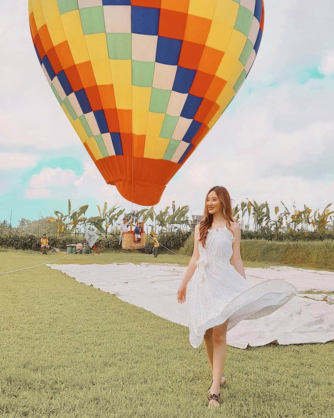 エリッサ・ヤマダのインスタグラム：「My latest Bali trip was really special to me, because not only I got to spend my birthday with my loved ones, I also had some new experiences, including this Bali's first and only Hot Air Balloon ride! The ride itself lasted 5-7mins, while the whole experience including breakfast was around 2 hours. Special thanks to my Leo brother, @vncntsim, for arranging this lil adventure and the cake surprise (3rd pic)! 😽♥️ . #ellejessinbali #hotairballoon #explorebali」