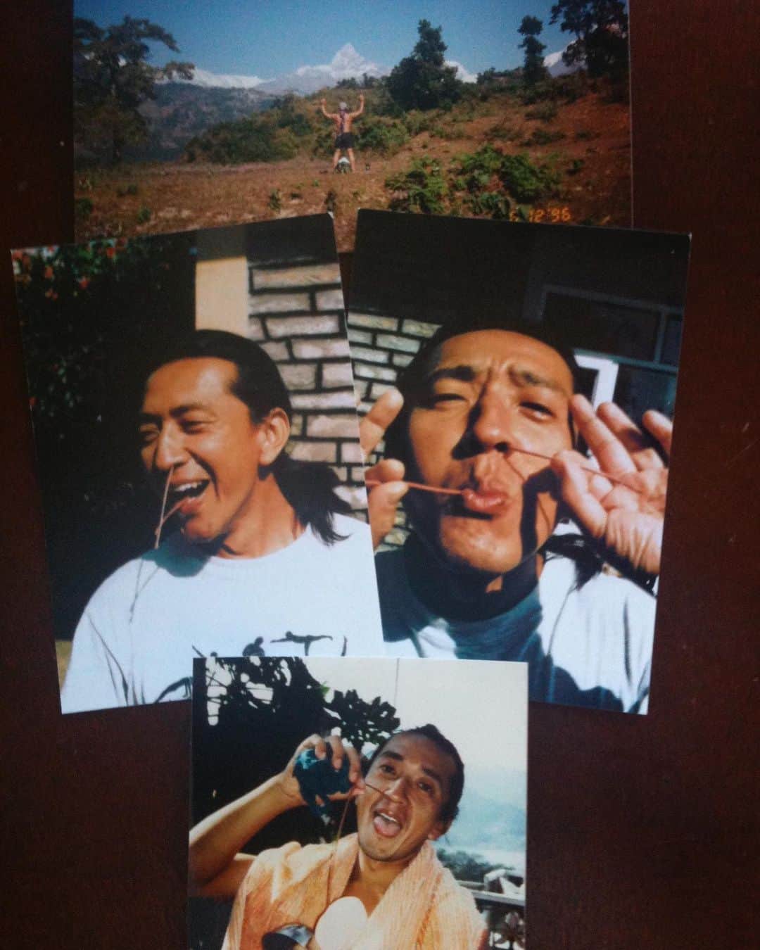 のインスタグラム：「今から20年以上前にヒマラヤ山脈を眼の前に(正面はマチャプチャレ)ヨガ修行に没頭していた時代の画像発見！！！ 画像は「スートラネティ」で右脳と左脳をバランスよく刺激して脳の活性化と浄化(クレンジング)を行なっている。 ネティーポットを使った鼻の洗浄に比べると何倍もの意識の覚醒度。 一度始めたら病みつきになるぐらいの極上クレンジング法。 興味がありましたら是非どうぞ！ @international_yoga_center #kenharakuma #ヨガ #瞑想 #ashtangayoga #yoga #ケンハラクマ」