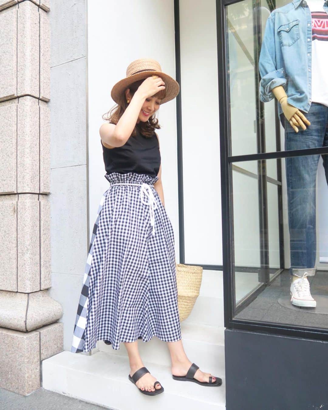 Mai Wakimizuさんのインスタグラム写真 - (Mai WakimizuInstagram)「突然の夏日なので、夏小物を引っ張り出しました！来週発売のスカート、今日はギンガムをチョイス♡個人的には細かいギンガムを前に持ってくるのが好き♡スカートが主役なので、他はblackでまとめました＼(^o^)／ #wakkinstyle#ootd#coordinate tops:#stunninglure  skirt:#linkable @linkable_official(来週発売予定) bag:#ikea shoes:#jilsandernavy  hat:#helenkaminski」5月10日 15時53分 - wakkin__m