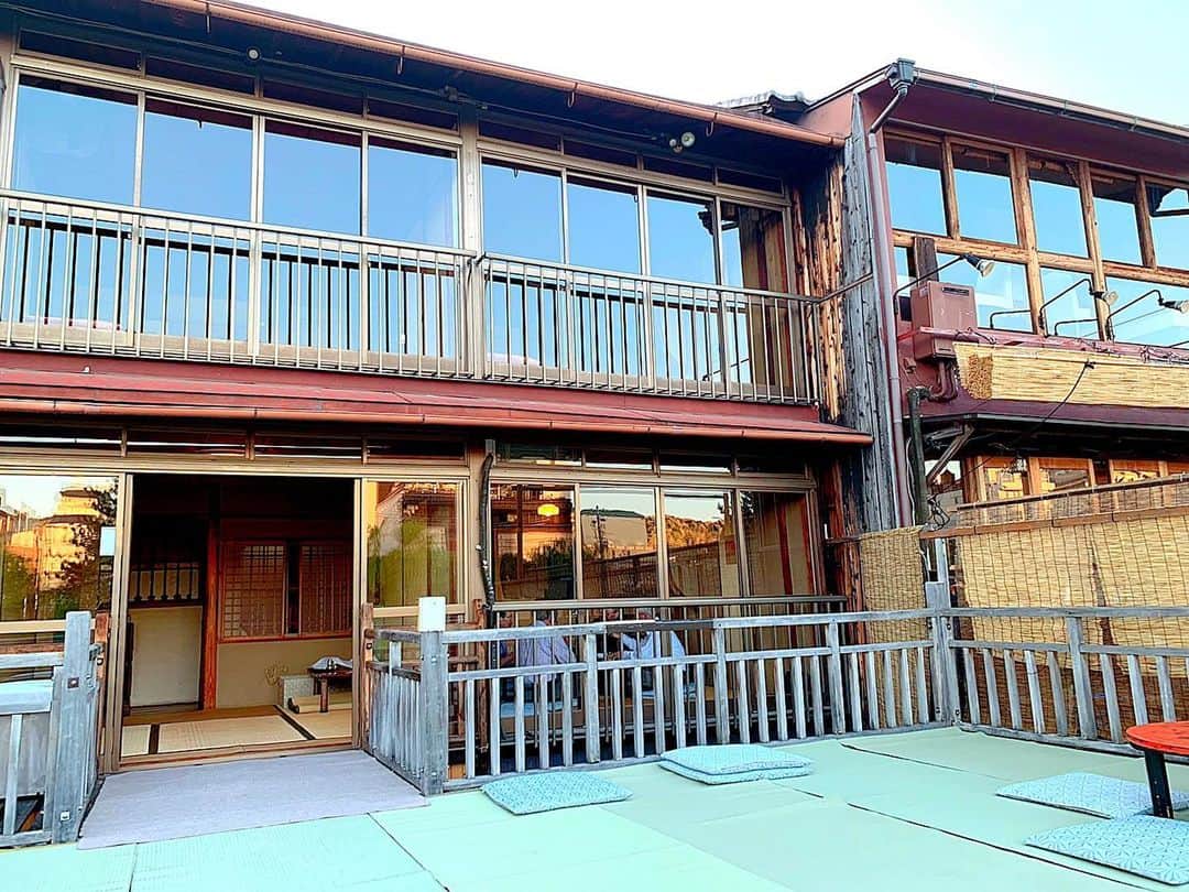 百合華さんのインスタグラム写真 - (百合華Instagram)「京都の木屋町通り沿にあるすき焼き屋さん『かのこ』でディナータイム🎶﻿ ﻿ 今年も大好きな鴨川納涼床のお席で穏やかな夕暮れ時の景色を満喫しながら、仲居さんが御準備してくださった極上のすき焼きを堪能させていただきました✨﻿ ﻿ お家の近くだからお散歩がてら行けちゃう気軽さもお気に入りなの💕﻿ ﻿ 発見したカルガモの親子もお食事タイムだったんだけど、７羽を子育て中のママ鴨さんは流石に大変そうでしたww﻿ ﻿ #京都﻿ #木屋町通り ﻿ #すき焼き﻿ #かのこ﻿ #かの古﻿ #極上﻿ #鴨川﻿ #鴨川納涼床﻿ #納涼床﻿ #ディナータイム ﻿ #カルガモ﻿ #親子﻿ #子育て」5月10日 15時53分 - yurika.lovelily