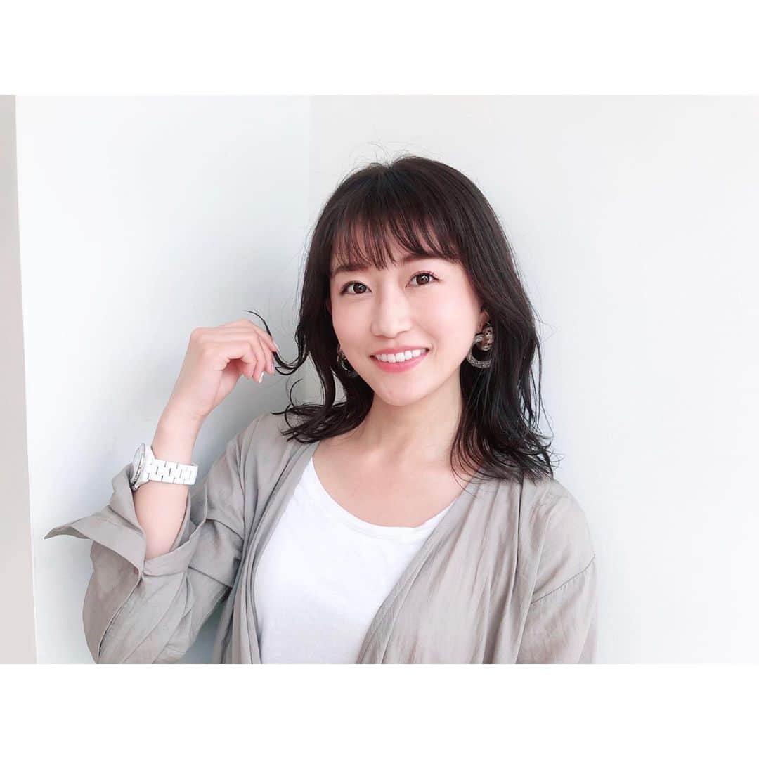 のインスタグラム：「#newhair @__arigate__  カット&カラー&トリートメントしてもらいました😊🙌 いつもありがとうございます🌼 ⁑ カットは甲斐さん。( @junyakai_arigate ) 鎖骨までばっさりカット。くびれるようにレイヤーを入れて、仕上げにふんわり巻いてもらいました✨ カラーは内田さん。黄味を抑えたブルーバイオレットカラーでツヤツヤに✨ ⁑ 今日はこれから、 JSPORTS「MLBイッキ見！」収録です🥰⚾️ ⁑ Photo by @t.yuirin ⁑ #アリゲート #arigate #arigateomotesando  #hairstyles#hairmake #hairstagram #haircolor #ootd  #ヘアメイク #ヘアスタイル #イメチェン #ヘアセット #くびれヘア #くびれミディアム #ミディアムヘア #ヘアカラー #ラベンダーカラー #omotesando #表参道 #talent #美容 #美容室 #髪 #まりなる #津田麻莉奈」