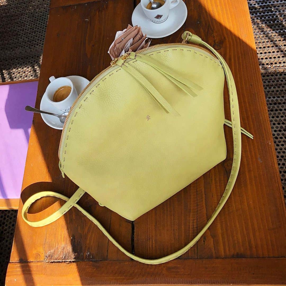 エンリーベグリンのインスタグラム：「Breakfast time at Henry Beguelin place!!! #henrybeguelin#vegtannedleather#handmade#bag#dorotea#l#lime#color#summer#」