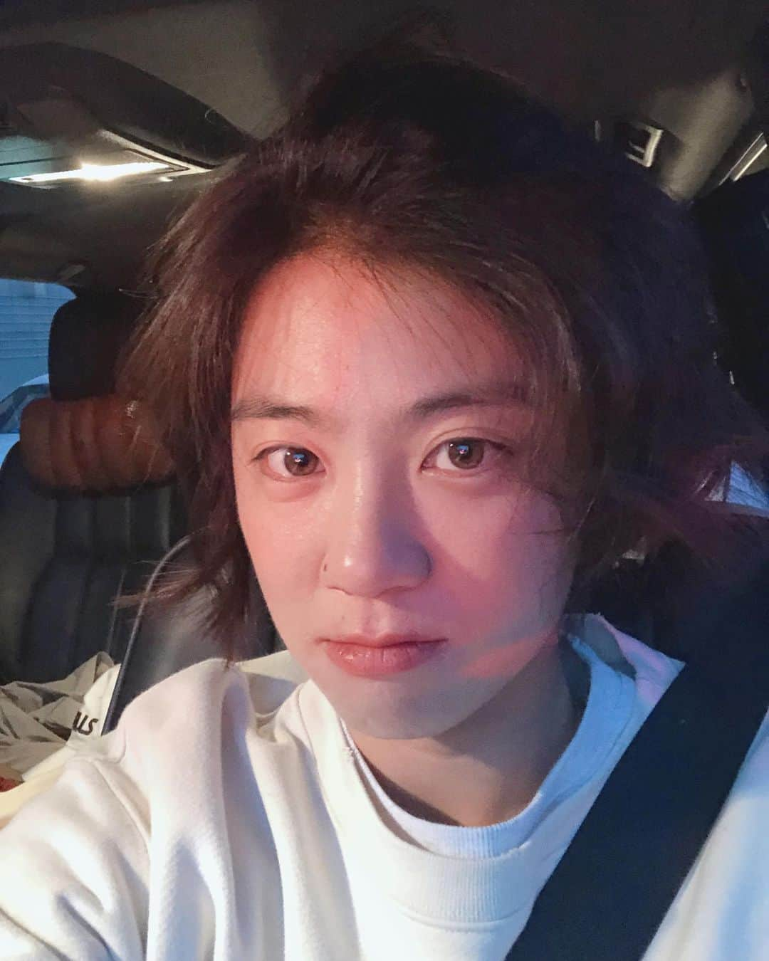 チェ・ナヨンさんのインスタグラム写真 - (チェ・ナヨンInstagram)「내머리어쩔 ㅠㅠㅠㅠㅠ#🤷🏻‍♀️#😡 처음으로 미국 미용실갔는데 이렇게 완성되어 버렸다........ 퇴근시간 다되었다며 스타일링 중간에 그냥 끝내버리는 여자 미워😤#hairdone#invegas#idontlikeit#butisaidthankyou#angryface#but#letssmile#😬#실제머리진짜이상함#아줌마스타일#귀에염색약물들었다#헐랭」5月10日 15時56分 - nychoi87