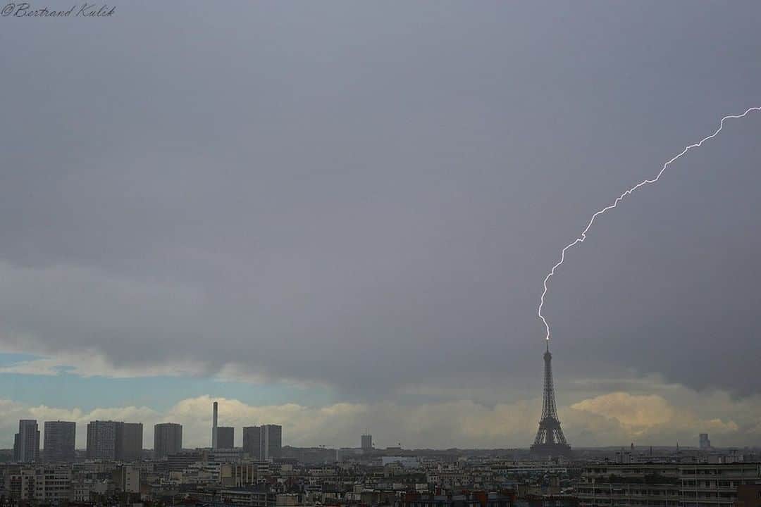 フランス大使館さんのインスタグラム写真 - (フランス大使館Instagram)「フランス語でひとめぼれ😍のことを「雷の一撃⚡」coup de foudreと言いますが、今週の水曜日にパリを襲った嵐の際に、エッフェル塔に文字通り雷の一撃が！ちなみに雷は避雷針に当たるため、観光客もエッフェル塔も無事ということです😌 🗼  Photo :」5月10日 16時00分 - ambafrancejp