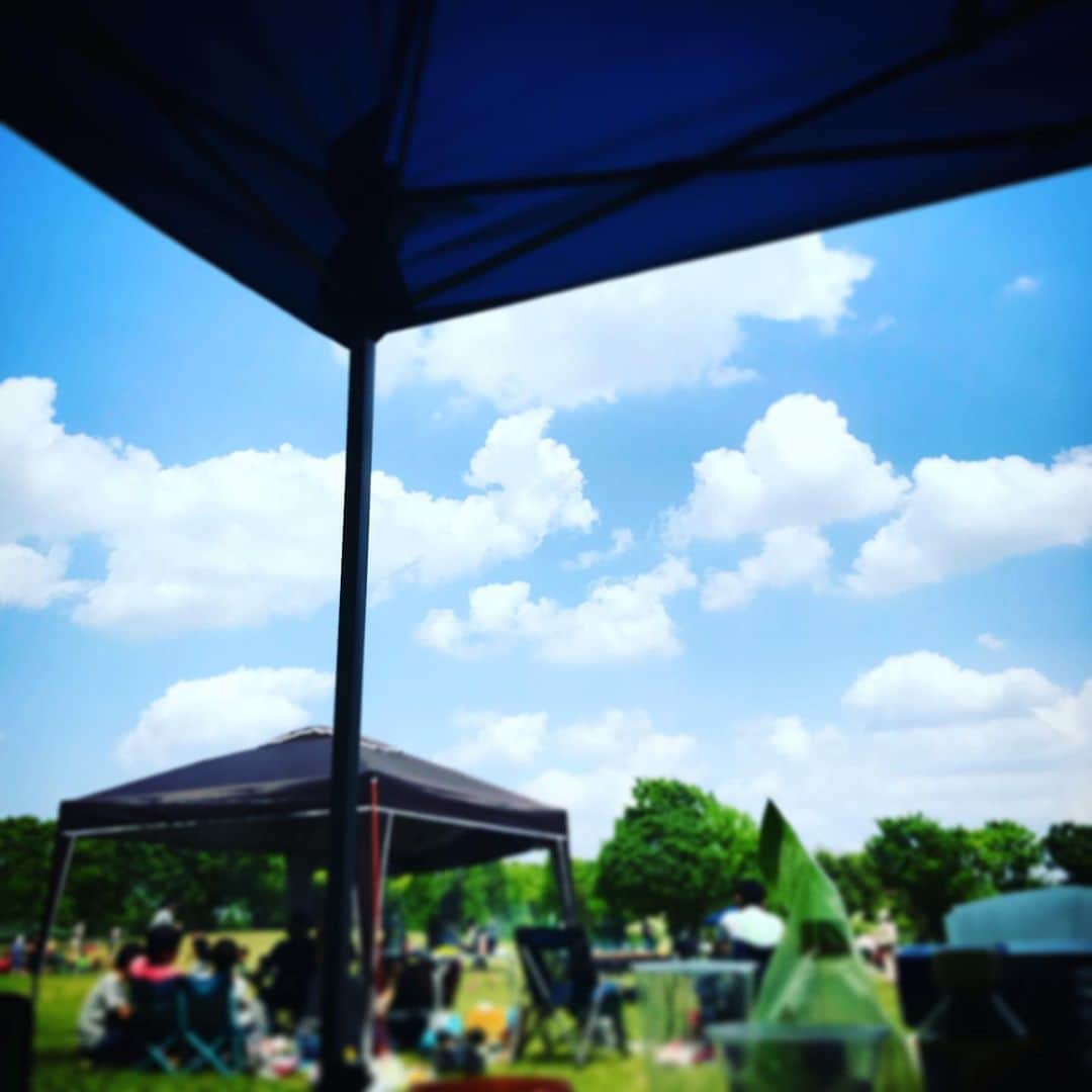 YoYoさんのインスタグラム写真 - (YoYoInstagram)「晴空の下のBBQは最高だったGWの一コマ♫  久しぶりに親戚家族と会ったなら美味しい日本酒を飲みすぎてしまう結果に。。(*ﾟ∀ﾟ*) 日にちを跨ぐ、予定を越える"フカイ"一日となったのでした。(*ﾟ∀ﾟ*) さぁっ、さっ、さっ、さっ、 札幌へ！！！！！！ リリースライブ開催、あと2日、明後日です！！！ 初札幌ワンマン！令和初！母の日！！ YoYo the "Pianoman" Debut Album 『O.G Swing』リリース記念ライブツアー@くう 5月12日(日)開場18:00 開演18:30 出演：(Piano) YoYo、(Guitar) Naoto Suzuki、(Bass) Shinya Yanagi、(Drums) Sohei Kawai ※会場店頭電話予約　札幌公演　くう：011-218-1656 ※会場店頭WEB予約については「くう」のHPよりご予約下さい。  #yoyothepianoman #母の日 #母の日ギフトに#ジャズライブを」5月10日 16時12分 - yoyo_soffet