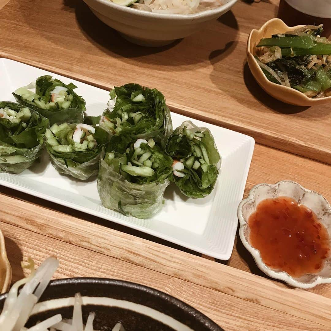 クロさんのインスタグラム写真 - (クロInstagram)「初めてのベトナムご飯Dinner👩🏽‍🍳✨ メッチャ美味しく出来たぁぁーー🥺💕 詳しくはブログに書きました✍🏽. . #ベトナムご飯 #鶏肉のフォー #もやしと小松菜の胡麻酢和え #海老の生春巻き #クロリサ的自炊 #お家ご飯 #クッキングラム #ご飯作り修行中 #新米主婦 #晩ごはん #instagood #instalike」5月10日 16時05分 - kuro_risa