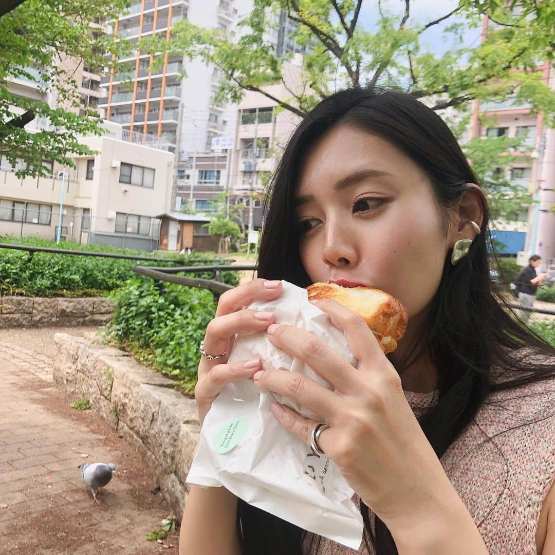 篠原真衣さんのインスタグラム写真 - (篠原真衣Instagram)「. . 美味しいーーホットサンドの差し入れだい🥪🥪🥪🤤💕 . . 公園でいただきます。 がこの季節限定のお決まりコース。 . 鳩はこれを狙わずにいられない🐦。わかる、わかるよ。 . . #ランチ#サンドイッチ#ホットサンド#LoY#日向ぼっこ#ピクニック風」5月10日 16時05分 - shinomai425