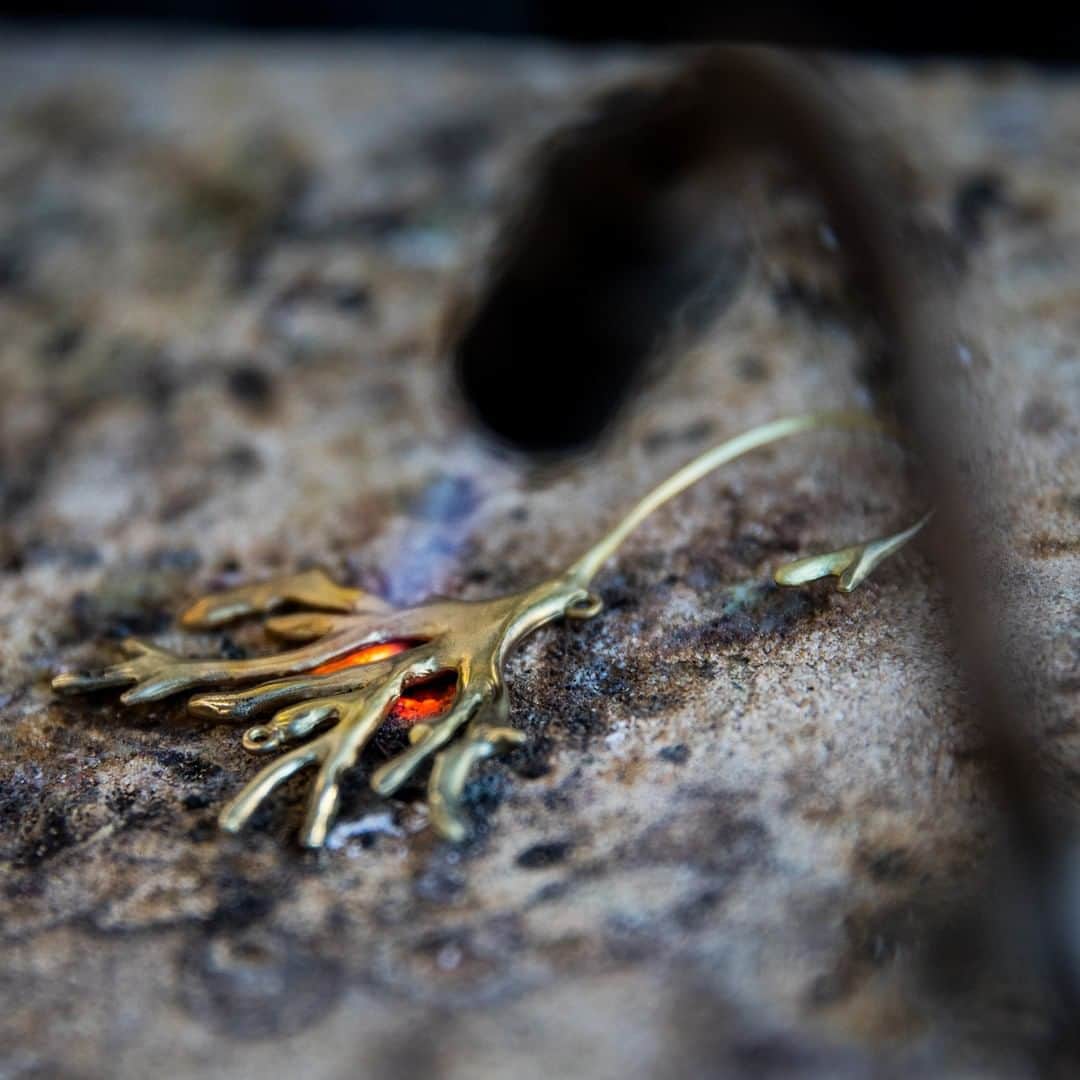 グーセンス パリのインスタグラム：「Making a Coral earring from our Tribute to Robert Goossens collection, right in time for Mother's day. . .  #📸 by @mathieu.bonnin . . #Goossens #earrings #yellow #gold #brass #Tribute」