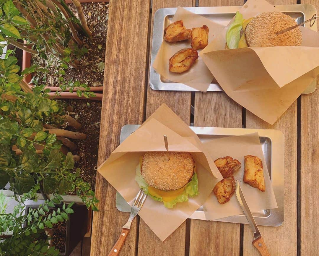 辻井美香さんのインスタグラム写真 - (辻井美香Instagram)「Had a cheesebuger lunch ♡  #自由が丘バーガー #🍔 #buger #hamburger #instafood #instafoodie #bugersandfries #yum #yumyum #cap #capcollector #blacklonghair #japanesegirl #lunchtime🍴  #女子ランチ  #フォトジェニックカフェ #ハンバーガー🍔 #キャップ女子 #黒髪ロング」5月10日 16時20分 - tsujii_yoshika