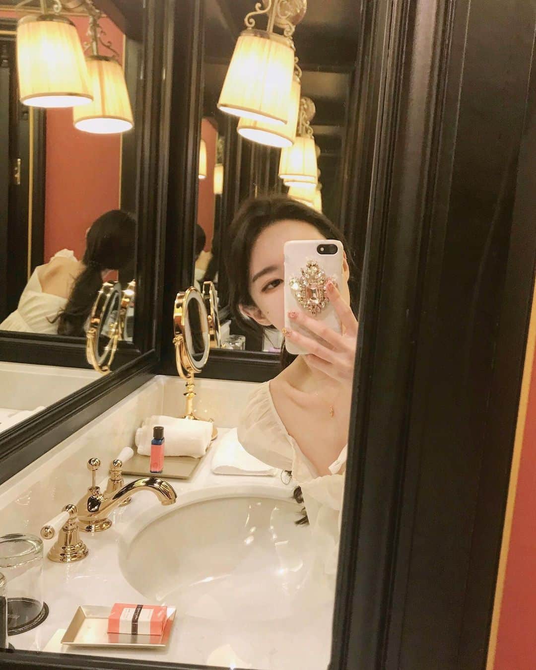 ナ・ヒョンソンのインスタグラム：「욕실 취향저격 🛁 🧡」