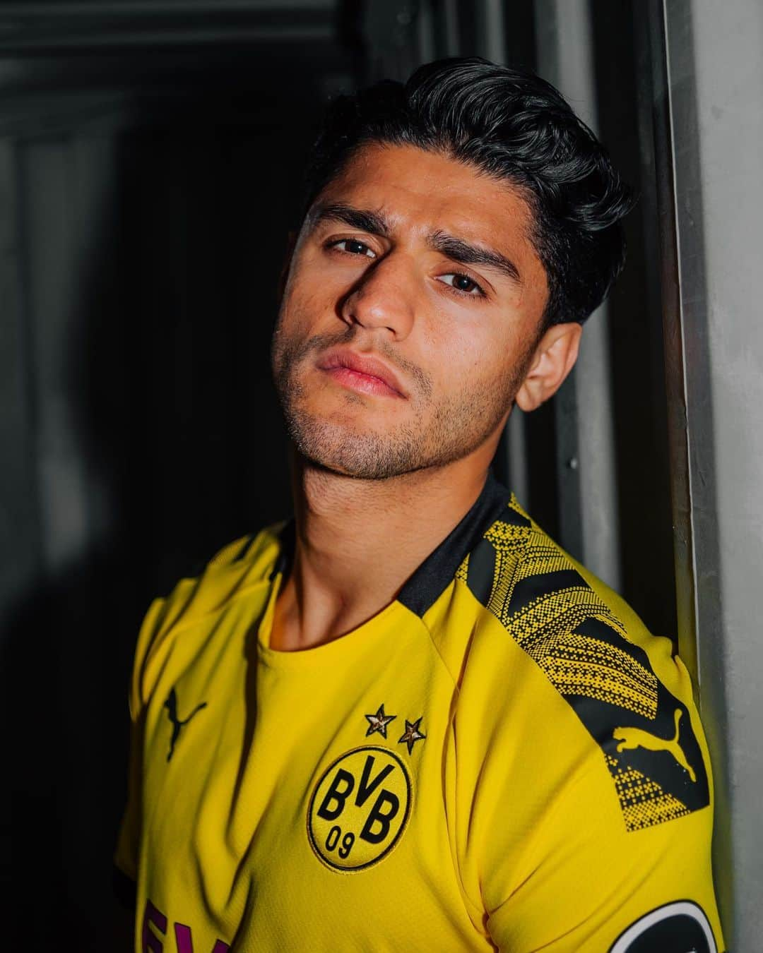 PUMA Footballさんのインスタグラム写真 - (PUMA FootballInstagram)「BLACK. YELLOW. LOUD. The new @bvb09 Home Jersey 2019/20 🖤💛 Tap to shop」5月10日 16時13分 - pumafootball