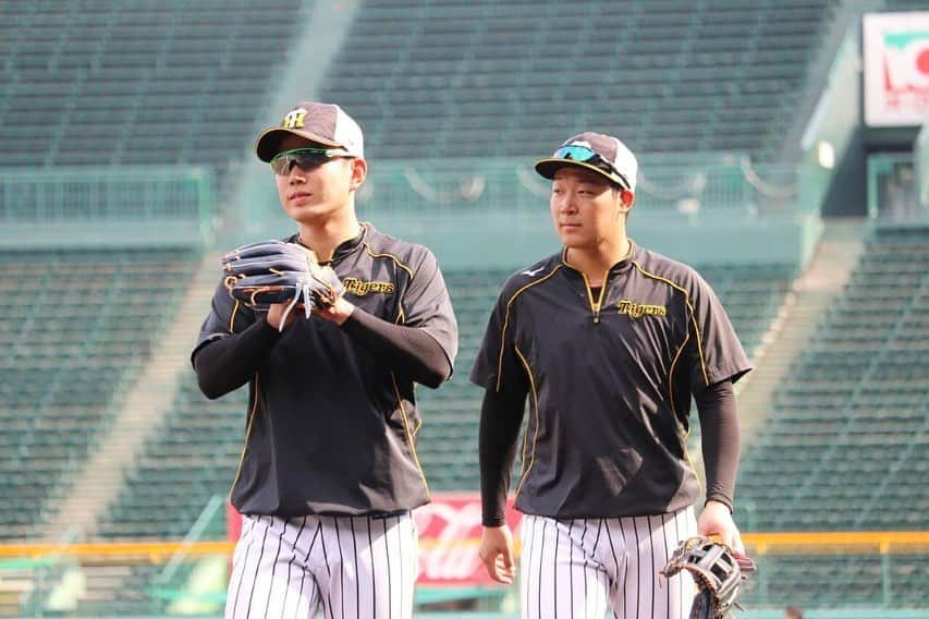 阪神タイガースさんのインスタグラム写真 - (阪神タイガースInstagram)「守備練から戻ってくる2人を望遠で狙っていたら、糸原選手にすぐ察知されました😓 #糸原健斗 選手 #察知が早い  #大山悠輔 選手 #つられて隠す #でもバッティング中に既に狙い撮りしてました #阪神タイガース #ぶち破れオレがヤル」5月10日 16時24分 - hanshintigers_official