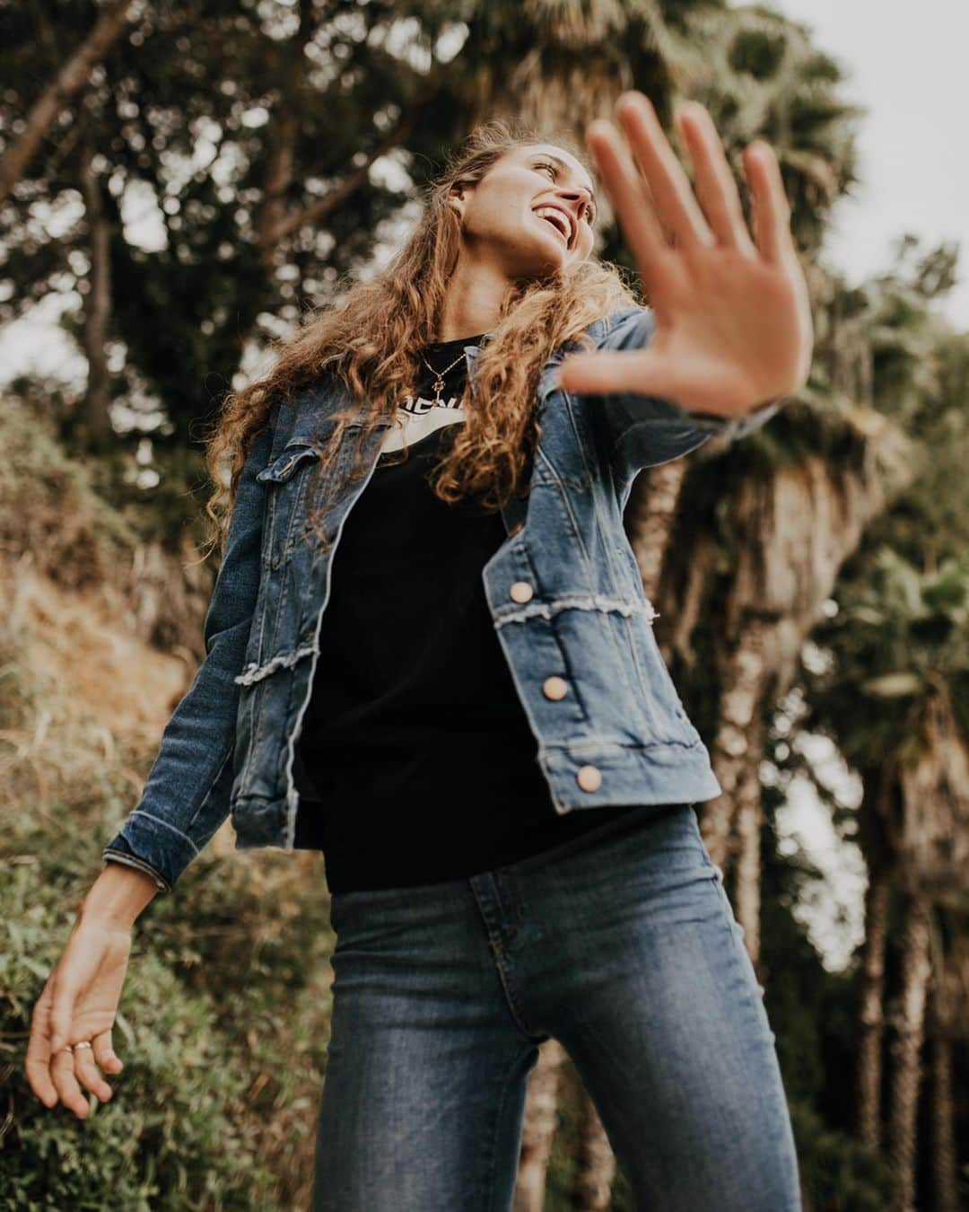 ズザンナ・ヤカボスさんのインスタグラム写真 - (ズザンナ・ヤカボスInstagram)「hello 👋  #GASjeans #gastories #nature #trees #jeansonjeans #highfive #travelgram #instatravel #aroundtheworld #marbellalife #marbella #tb #smile #fun #panamyphoto」5月10日 16時25分 - zsuzsubell