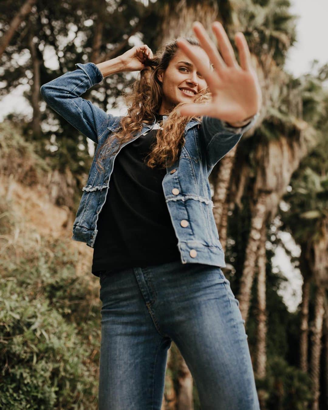 ズザンナ・ヤカボスのインスタグラム：「hello 👋  #GASjeans #gastories #nature #trees #jeansonjeans #highfive #travelgram #instatravel #aroundtheworld #marbellalife #marbella #tb #smile #fun #panamyphoto」
