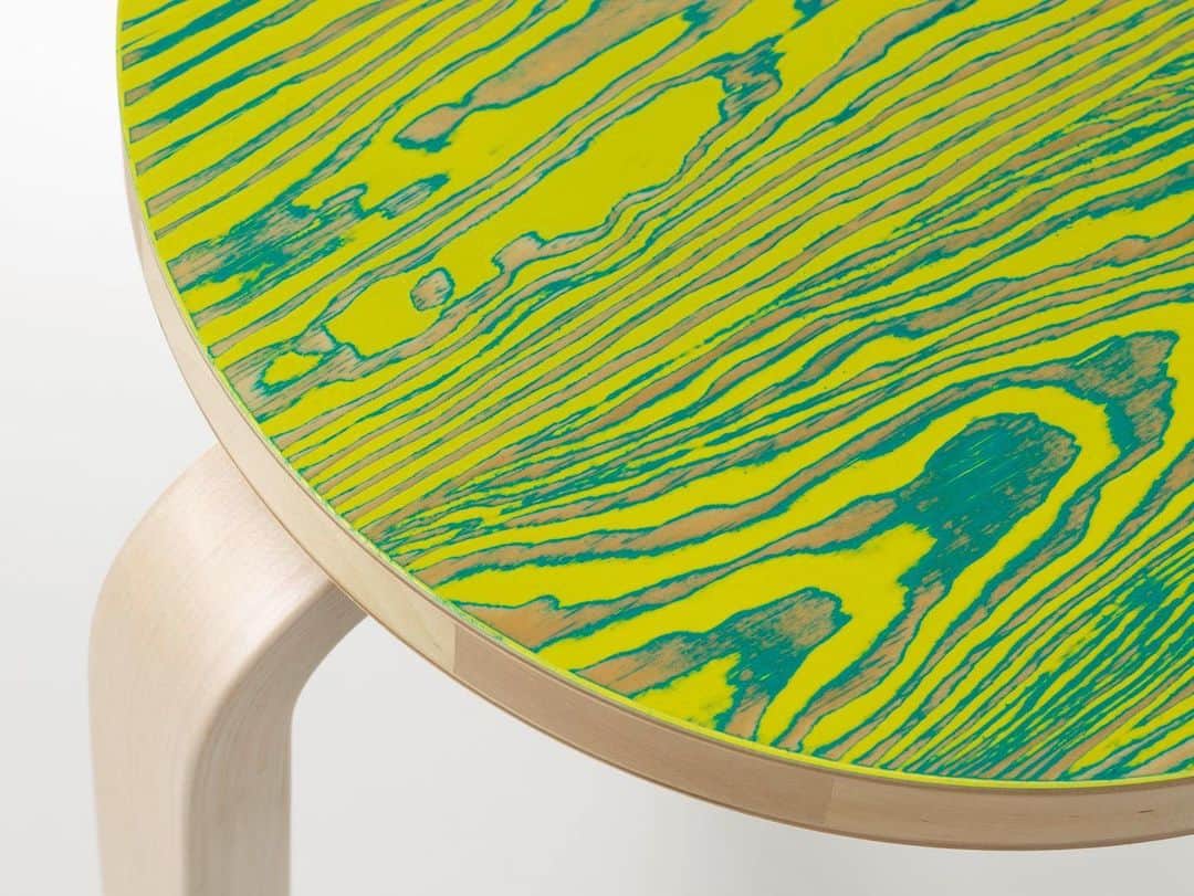 Artekさんのインスタグラム写真 - (ArtekInstagram)「Celebrating 100 years of Finnish-Japanese relations, Japanese architect and designer Jo Nagasaka has applied his experimental ColoRing surface treatment to Aalto’s classic Stool 60, Bench 153B and Tea Trolley 901. ColorRing is a merging of two age-old Japanese practices, Udukuri and Tsugaru-nuri, and results in surprising colour combinations and irregular patterns. @schemataarchitects #artek #finlandjapan #finjpn100 #jonagasaka #coloring #stool60 #colours #patterns」5月10日 16時30分 - artekglobal