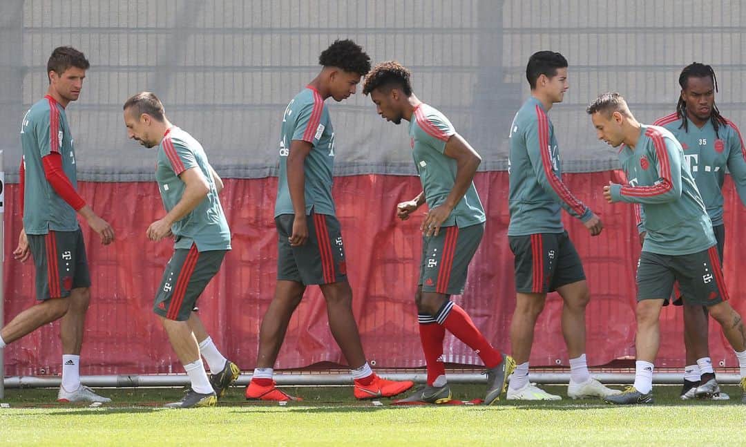 トーマス・ミュラーのインスタグラム：「Wachtmeister Müller regelt den Verkehr: Immer schön einfädeln lassen 👮‍♀️😀#esmuellert #fcbayern #training #miasanmia」