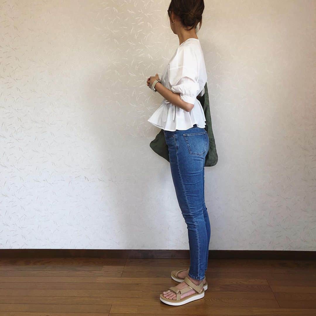 のインスタグラム：「とても素敵な日でした🥺ありがとう . . . . . tops#fifth @fifth_store →40%off denim#zozo @zozoglobal . . . . @fifth_store の#カシュクールフレアブラウス をデニムとスポサンでカジュアルダウン😙 . . . . #fashion #code #fifthtl #locari #teva #denim #フィフス #ブラウスコーデ #スキニーデニム #スポーツサンダル #プチプラ #カジュアル #ママコーデ #wear更新」