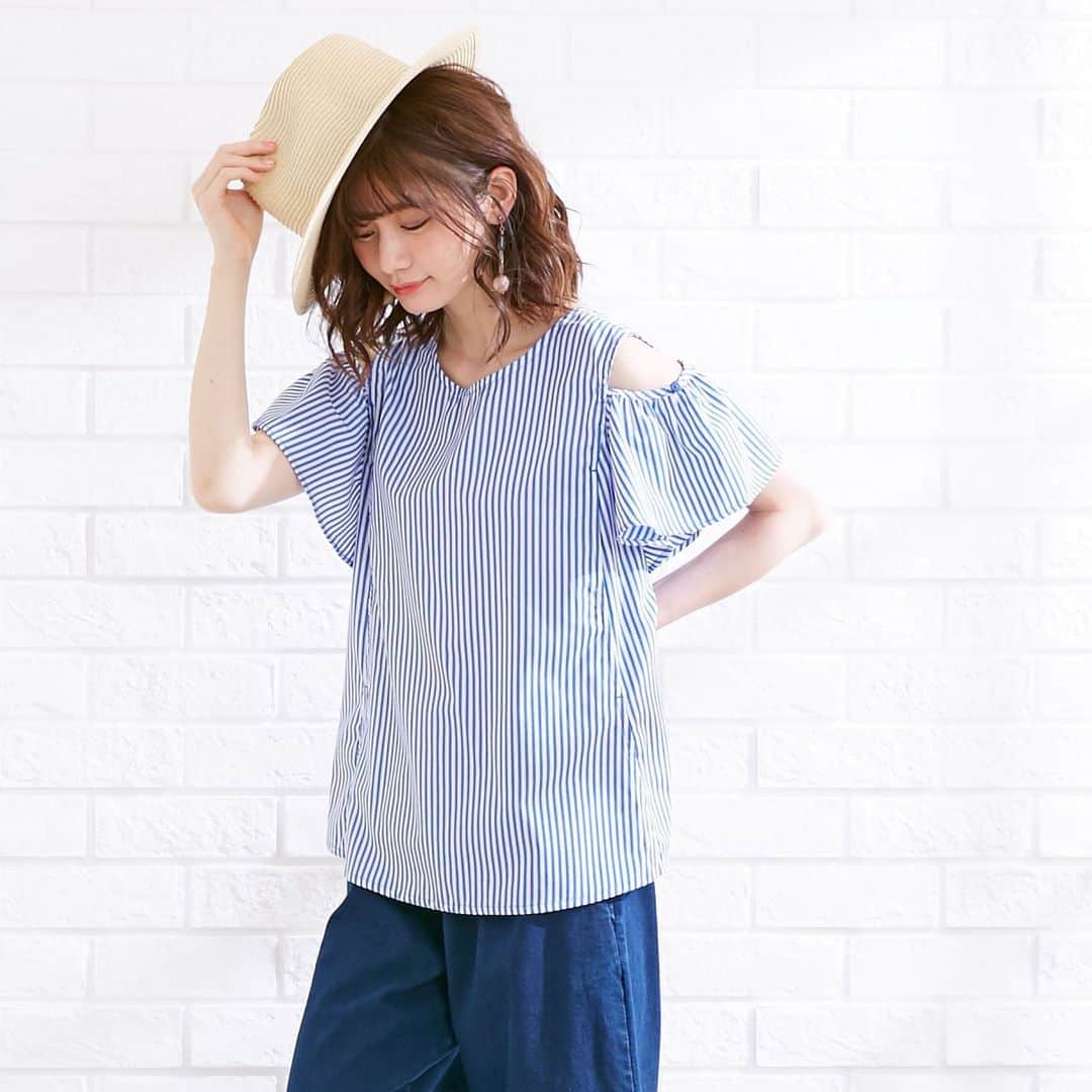 通販のニッセンキッズさんのインスタグラム写真 - (通販のニッセンキッズInstagram)「. オフショルスタイルと、きちんとブラウススタイルの両方が楽しめる💕 オフショルで女子会へ、ブラウスで旦那さんの実家へなど、 肩先のボタンで２WAYに着こなしOKな使えるトップスです😃 切替え部分にスナップボタンがあり、簡単に授乳ができて便利👌 . . ▼【授乳服・産前・産後】ａ.ｉ.ｎ　オープンショルダーにもなる２ＷＡＹマタニティトップス ∟color 全3色 ∟size M～L ∟price 2990円(+tax) ∟検索NO CIH0119B0020 ————————— . . #ニッセン #ニッセンキッズ #Nissen #子供 #キッズ #男の子 #女の子 #マタニティ #マタニティコーデ #入学式#卒園式 #親バカ部 #お洒落さんと繋がりたい #コドモノ #プチプラ #コドモダカラ #インスタキッズ #可愛い #今日のコーデ #子育て #育児 #プチプラコーデ #キッズコーデ #子育てぐらむ #fashion #kids #kidsfashion #ig_kids#kidsstyle #kidscode」5月10日 16時44分 - nissen_kids_official