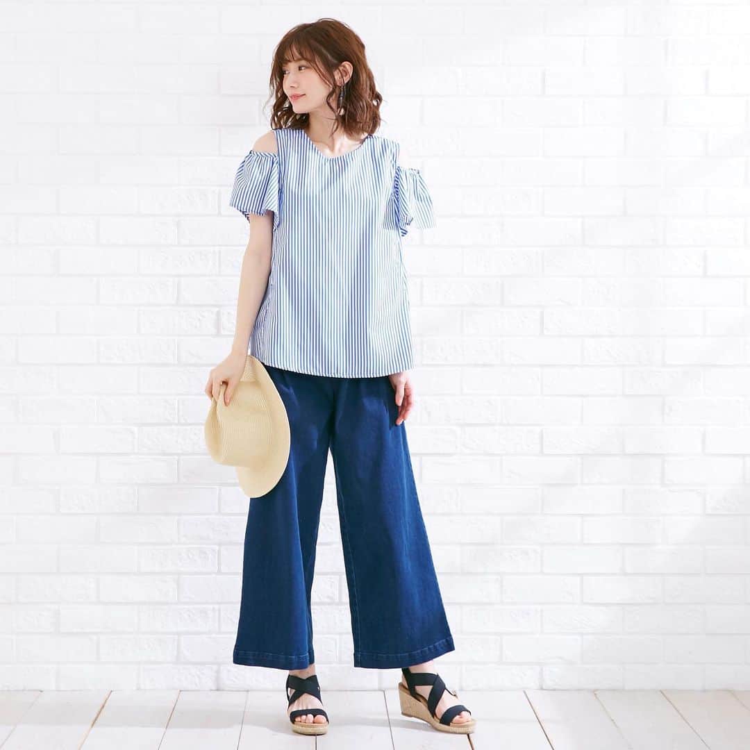 通販のニッセンキッズさんのインスタグラム写真 - (通販のニッセンキッズInstagram)「. オフショルスタイルと、きちんとブラウススタイルの両方が楽しめる💕 オフショルで女子会へ、ブラウスで旦那さんの実家へなど、 肩先のボタンで２WAYに着こなしOKな使えるトップスです😃 切替え部分にスナップボタンがあり、簡単に授乳ができて便利👌 . . ▼【授乳服・産前・産後】ａ.ｉ.ｎ　オープンショルダーにもなる２ＷＡＹマタニティトップス ∟color 全3色 ∟size M～L ∟price 2990円(+tax) ∟検索NO CIH0119B0020 ————————— . . #ニッセン #ニッセンキッズ #Nissen #子供 #キッズ #男の子 #女の子 #マタニティ #マタニティコーデ #入学式#卒園式 #親バカ部 #お洒落さんと繋がりたい #コドモノ #プチプラ #コドモダカラ #インスタキッズ #可愛い #今日のコーデ #子育て #育児 #プチプラコーデ #キッズコーデ #子育てぐらむ #fashion #kids #kidsfashion #ig_kids#kidsstyle #kidscode」5月10日 16時44分 - nissen_kids_official