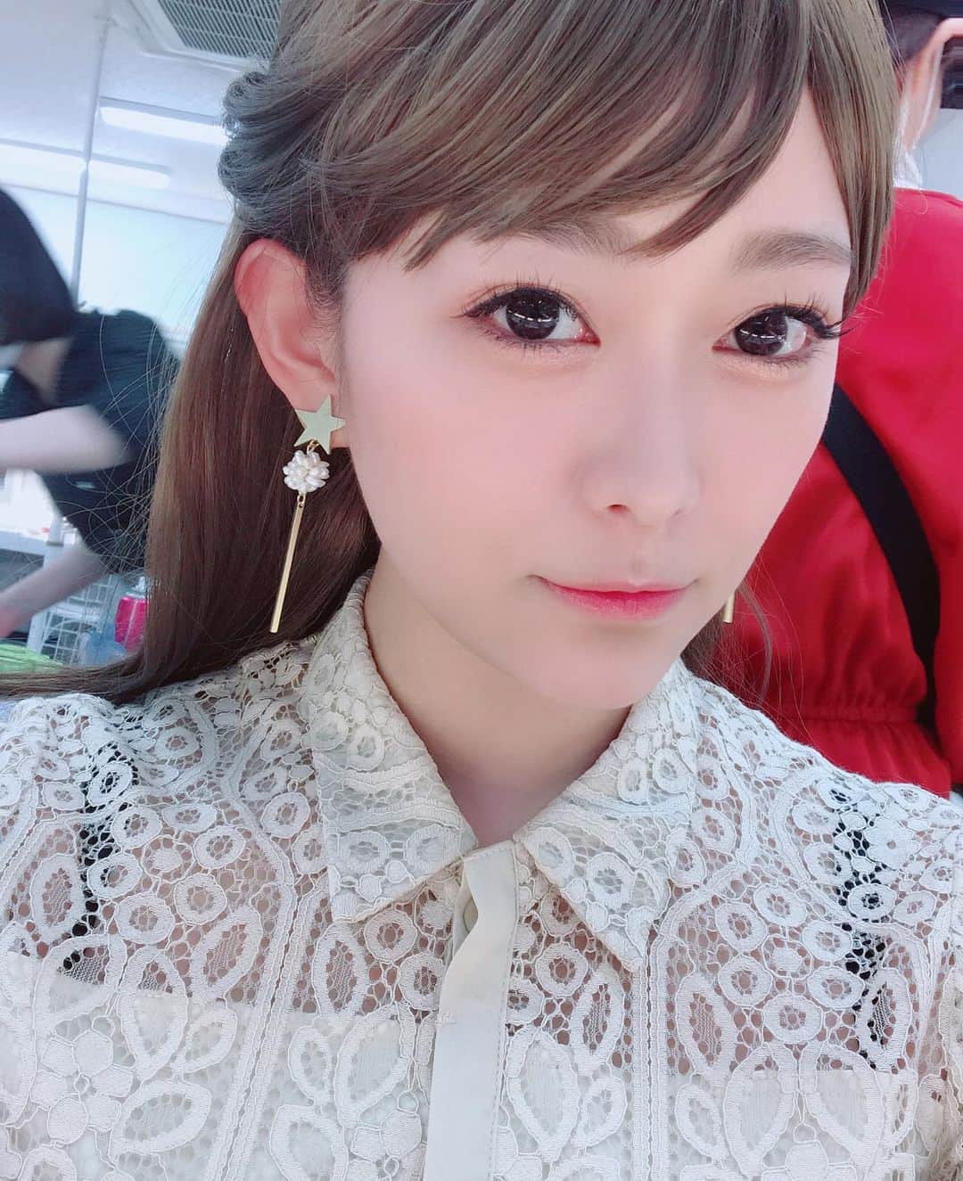 西野翔のインスタグラム：「お友達にイヤリング貰ったー☺️ 淡水パールが上品でお気に入り💕  #bleufume」
