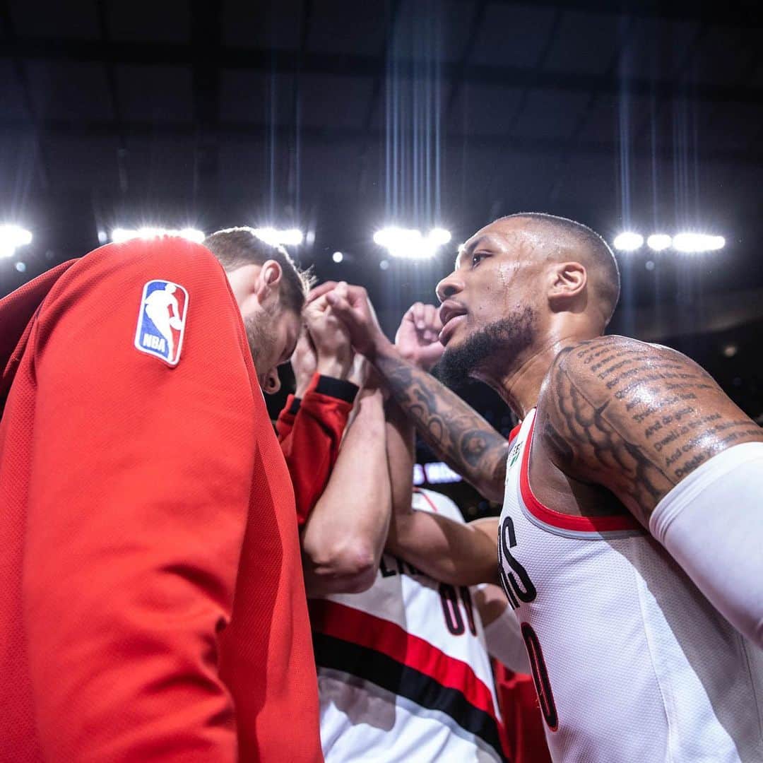デイミアン・リラードのインスタグラム：「If every member of this team... felt like me... what kind of a team... would this team be... all for 1... 1 for all... how we goin? ... game 7 lets get it ✊🏽 @3jmccollum @moe_harkless @chiefhasarrived @meyersleonard11 @zachcollins_33 @hoodie5 @sdotcurry @bosnianbeast27 @antsimons @gtrentjr @evanturner @eneskanter11 @j_lay_lay @skal_lab」