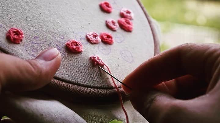 二宮愛のインスタグラム：「永遠と、woven wheel stitchで小さなバラを刺してます🌹 日本語だとこのスティッチなんて言うのかな。 遠くでサッカーやってる声がする… これが終わったら走りに行くかな🧸💭 #embroiderylove #love #roses #formybestfriend #pink #girly #wovenwheelstitch」