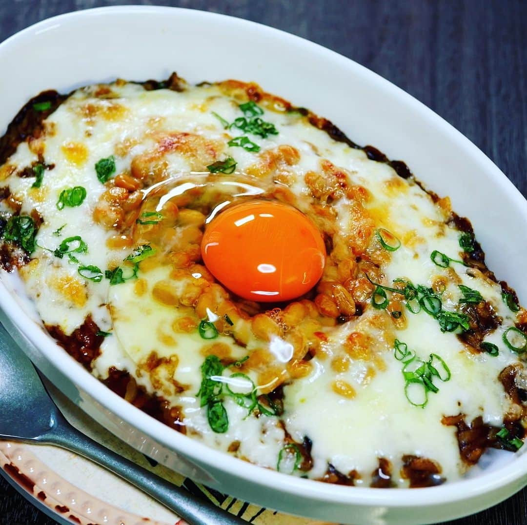 のインスタグラム：「美味しくないわけないですね カレー🍛チーズ🧀納豆 後のせ卵🥚でごちそうに レトルトカレーが激ウマになる「焼きカレー」という戦略【かめきちパパ】 https://www.hotpepper.jp/mesitsu/entry/kamekichipapa/19-00012  #mesitsu #メシ通 #グルメ #カレー #レトルトカレー #焼きカレー #チーズ #納豆 #簡単  #レシピ #レシピブログ #かめきちパパ #兵庫 #curry #retort #cheese #natto #easy #recipe #recipeblog #kamekichipapa #hyogo #japan」