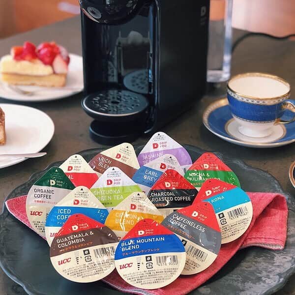 UCC上島珈琲さんのインスタグラム写真 - (UCC上島珈琲Instagram)「. ＼本格的なプロのコーヒーをボタン1つで。／﻿ ﻿ UCCドリップポッドは、たった1分でプロのハンドドリップを味わえて、お気軽に家淹れコーヒーを楽しめます。﻿ その日の気分で、お茶や紅茶などバリエーション豊かな14種類の味からお好みをチョイス！﻿ 公式アカウント @UCC_drippod では、ドリップポッドの美味しさの秘密や、#ドリップポッドのある暮らし などをご紹介しています。﻿ ﻿ 是非、チェックしてみてくださいね♪﻿ ﻿ #ドリップポッド﻿ #ハンドドリップ﻿ #コーヒーメーカー﻿ #コーヒーマシン﻿ #キッチンインテリア﻿ #コーヒーのある暮らし﻿ #暮らしを楽しむ﻿ #おうち時間﻿ #うちcafe﻿ #うちカフェ﻿ #コーヒー好きな人と繋がりたい﻿ #コーヒー大好き﻿ #コーヒー巡り﻿ #コーヒー豆﻿ #コーヒー部﻿ #coffeetime﻿ #coffeelover﻿ #coffeegram﻿ #coffeestyle﻿ #ucc﻿ #ucc上島珈琲﻿ #uccコーヒー﻿ #goodcoffeesmile﻿ #DRIPPOD﻿ #ドリップポッドストア﻿ #おうちカフェ」5月10日 17時00分 - uccueshimacoffee