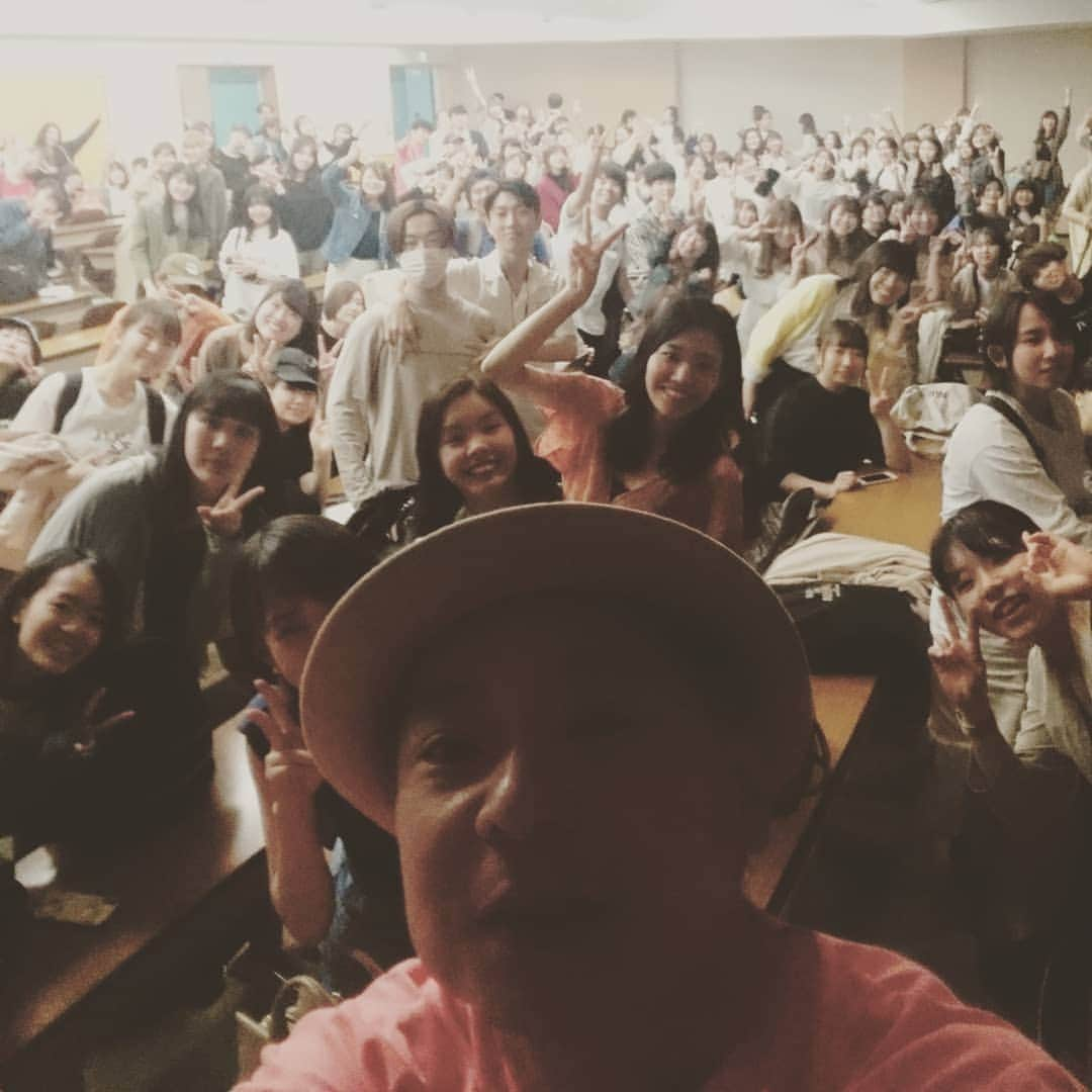 鈴木おさむさんのインスタグラム写真 - (鈴木おさむInstagram)「明治学院大学、授業四回目。フジテレビ張江さんに来てもらい、ノンフィクションの作り方。すごい話でした！」5月10日 17時13分 - osamuchan_suzuki