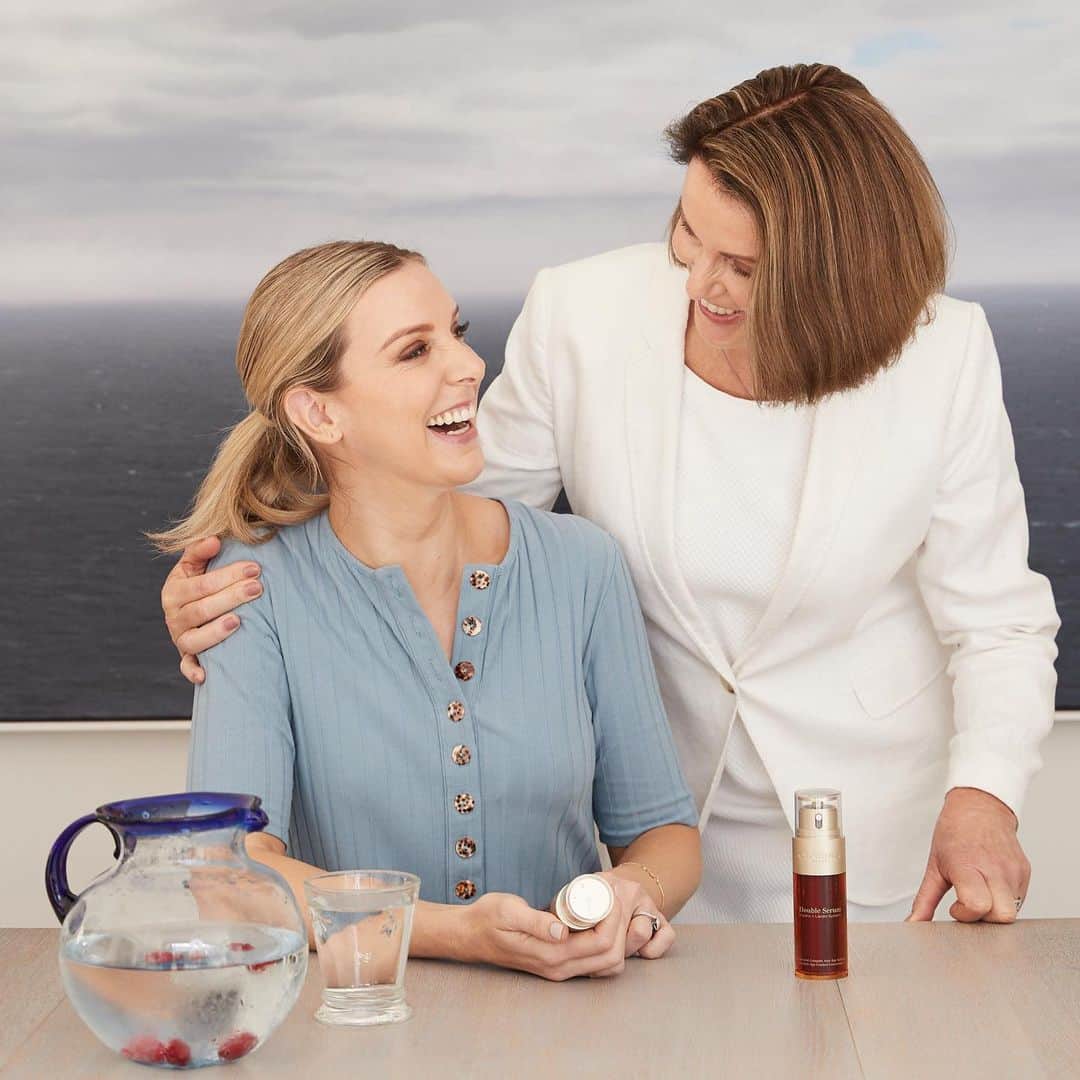 Clarins Australiaさんのインスタグラム写真 - (Clarins AustraliaInstagram)「“One of our dear family friends is a beauty therapist. She has retired now, but when I was a teenager, mum would from time to time take me to see her for a facial – I learnt from a young age to nourish my skin,” says @thegracetales founder @georgieabay . “Even now, mum is always dropping off creams for me and every time she travels, she’ll text me and ask if I need a new Clarins serum. The Double Serum is something we both love, as well as the Hydra-Essentiel Intensive Moisture Quenching Bi-Phase Serum.” #ClarinsAus #ClarinsSkincare」5月10日 17時05分 - clarinsanz