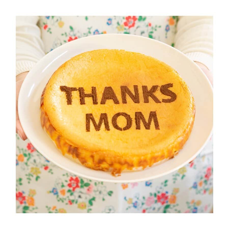 ABC Cooking Studioさんのインスタグラム写真 - (ABC Cooking StudioInstagram)「. . 🎂母の日スイーツ！濃厚ベイクドチーズケーキ🎂 . . 5月12日は #母の日 🎶 切り抜きした紙に #ココアパウダー をかけて メッセージを作った #母の日ケーキ で 感謝の気持ちを伝えるのはいかがでしょうか？❣️ . 土台部分は混ぜるだけで #簡単 にできる #濃厚ベイクドチーズケーキ です😊✨ . . ▽材料(直径18cmケーキ型1台分) 【a】クリームチーズ:200g 【a】砂糖:80g 卵(溶いたもの):2個分 生クリーム:100g レモンの果汁:大さじ1 薄力粉:大さじ2 ココアパウダー:適量 . . ▽下準備 ・クリームチーズは室温に戻しておく。 ・オーブンに予熱を入れておく(170°C)。 . . ▽作り方 ①ボウルに【a】を入れてハンドミキサーでなめらかになるまで混ぜ、卵を少しずつ加えて その都度よく混ぜる。 ②生クリームを加え混ぜ、レモンの果汁を加えさらに混ぜる。 ③薄力粉をふるい入れてゴムベラで混ぜ、型に流し込み空気抜きし、オーブンで焼く(170°C約45分)。 ④粗熱が取れたら、切り抜きした紙をのせ、ココアパウダーを振る。 . . #abcクッキング #abcクッキングスタジオ  #abccooking #abccookingstudio #instafood #料理好きな人と繋がりたい #料理初心者  #手作りケーキ #チーズケーキ #ベイクドチーズケーキ #母の日 #母の日プレゼント #母の日ギフト #メッセージスイーツ #メッセージプレート #サプライズ #母の日スイーツ #母の日ケーキ #簡単チーズケーキ」5月10日 17時07分 - abccookingofficial