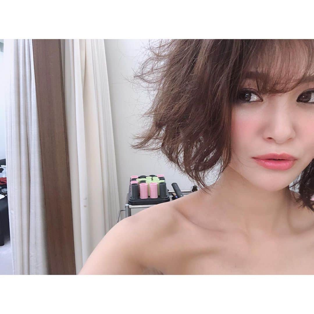 田尻夏樹（なつきんぐ）さんのインスタグラム写真 - (田尻夏樹（なつきんぐ）Instagram)「ヘアセット替え中のボサボサヘア でもなんだかすき」5月10日 17時08分 - tajiri_natsuki