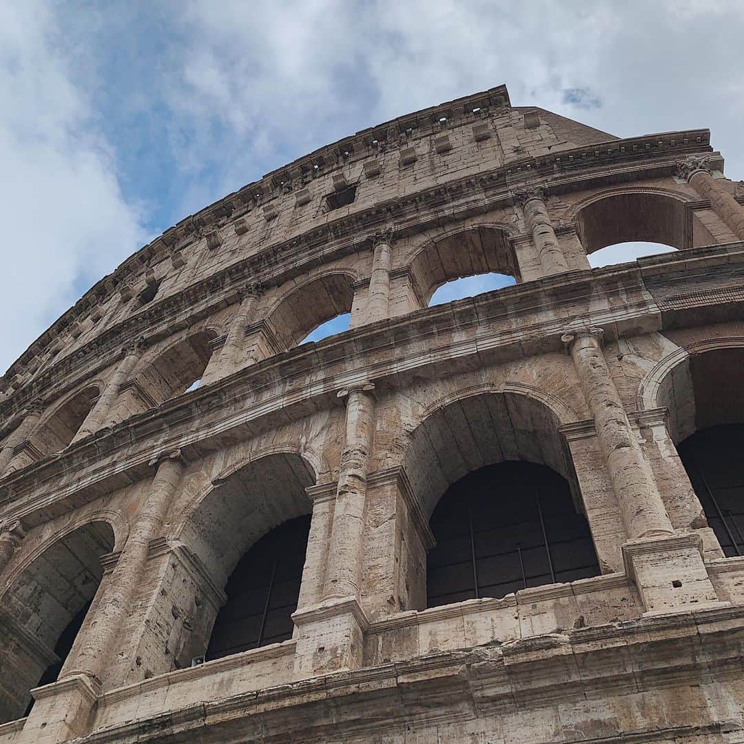 小祝麻里亜さんのインスタグラム写真 - (小祝麻里亜Instagram)「day.8  Roma and Vatican,Italy ． ． フィレンツェ から首都 ローマへ🇮🇹 ここでは絶対ヴァチカン市国と、コロッセオが観たいと思い、ガイドさんの説明もつけて家族で周りました！ ． 歴史の深さと当時の様子を想像するだけでクラクラしたコロッセオ。紀元前の話なのに、雨天時は屋根がついたというから驚き。語ると止まりませんが、ここは説明を受けながら観てよかった！痺れました。 ． ． ヴァチカンは言わずと知られるカトリックの総本山ですが、足を踏み入れていくと 、まるで自分までカトリック信者になったかのような気持ちに。それぐらい厳かで、神聖な場所でした。システィーナ礼拝堂天井に描かれたフレスコ画は、それはもう素晴らしかった！ミケランジェロってカリスマですね← ． 今回の旅行中、どのホテルも甲乙つけがたいほど素敵でしたが、ローマでの宿泊先が一番 かゆいところに手が行き届いてくれる一流のサービスでした！ ． そして、イタリアに再訪するならローマはマストだなぁと😊😊 ． ． ＿＿＿＿＿＿＿＿＿＿＿ #italytravel#italytrip#trip#travel#roma #roman #vatican #vaticano #colosseo #colosseum #hoteleden #イタリア#ローマ #カトリック #ヴァチカン  #バチカン市国 #システィーナ礼拝堂 #フレスコ画 #コロッセオ #旅スタグラム #イタリア旅行#家族旅行#가족여행#여행기록#여행스냅#여행스타그램#여행」5月10日 17時11分 - maria_koiwai