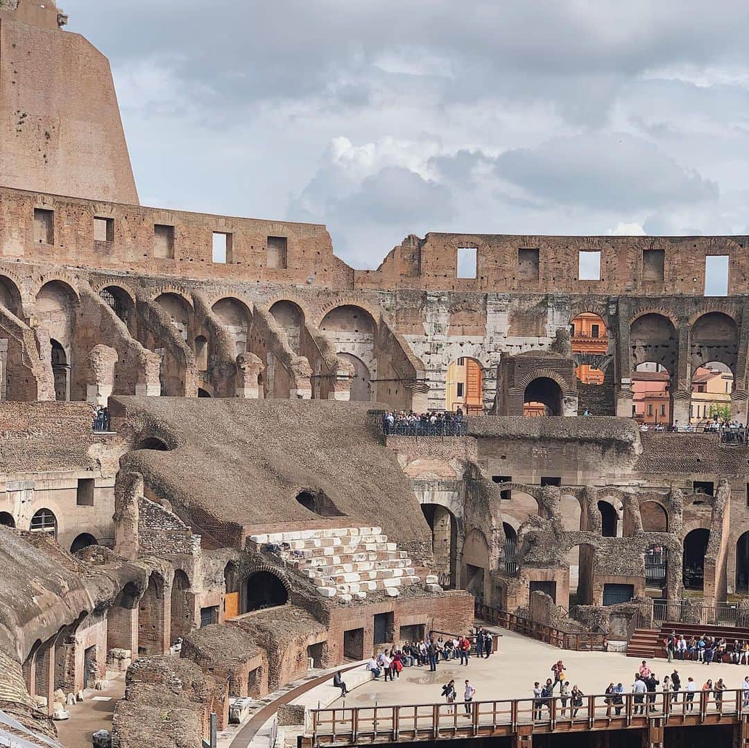 小祝麻里亜さんのインスタグラム写真 - (小祝麻里亜Instagram)「day.8  Roma and Vatican,Italy ． ． フィレンツェ から首都 ローマへ🇮🇹 ここでは絶対ヴァチカン市国と、コロッセオが観たいと思い、ガイドさんの説明もつけて家族で周りました！ ． 歴史の深さと当時の様子を想像するだけでクラクラしたコロッセオ。紀元前の話なのに、雨天時は屋根がついたというから驚き。語ると止まりませんが、ここは説明を受けながら観てよかった！痺れました。 ． ． ヴァチカンは言わずと知られるカトリックの総本山ですが、足を踏み入れていくと 、まるで自分までカトリック信者になったかのような気持ちに。それぐらい厳かで、神聖な場所でした。システィーナ礼拝堂天井に描かれたフレスコ画は、それはもう素晴らしかった！ミケランジェロってカリスマですね← ． 今回の旅行中、どのホテルも甲乙つけがたいほど素敵でしたが、ローマでの宿泊先が一番 かゆいところに手が行き届いてくれる一流のサービスでした！ ． そして、イタリアに再訪するならローマはマストだなぁと😊😊 ． ． ＿＿＿＿＿＿＿＿＿＿＿ #italytravel#italytrip#trip#travel#roma #roman #vatican #vaticano #colosseo #colosseum #hoteleden #イタリア#ローマ #カトリック #ヴァチカン  #バチカン市国 #システィーナ礼拝堂 #フレスコ画 #コロッセオ #旅スタグラム #イタリア旅行#家族旅行#가족여행#여행기록#여행스냅#여행스타그램#여행」5月10日 17時11分 - maria_koiwai