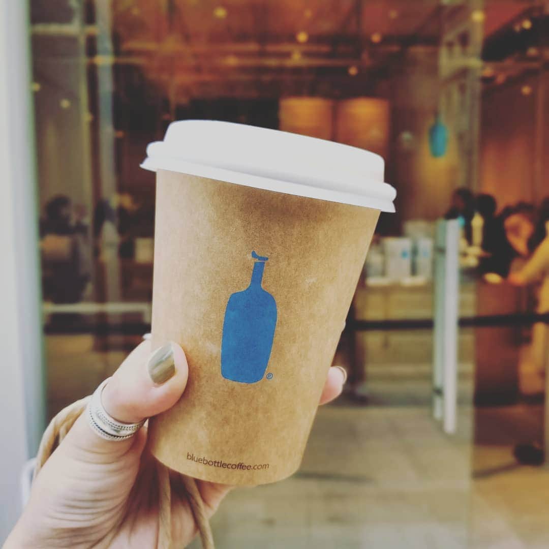 neokazumiのインスタグラム：「﻿ 神戸で飲んだ﻿ ﻿ ブルーボトルコーヒー﻿ ﻿ 薄かった。﻿ 濃いめのもあるぽい？から 次はそちらを飲んでみたい🍀 ﻿ #ブルーボトルコーヒー#☕#🦍#💩﻿」