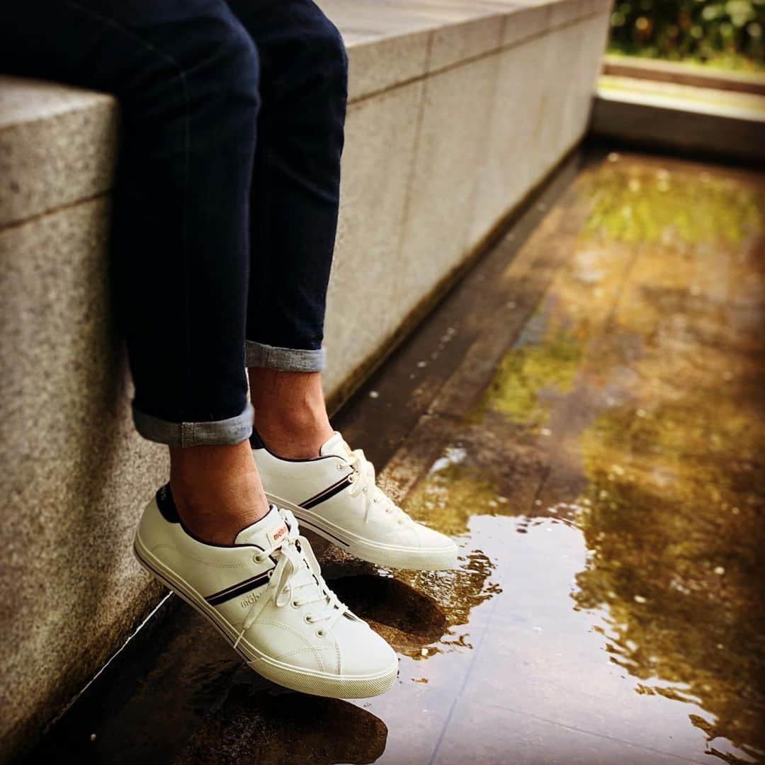 Mobus Footwearさんのインスタグラム写真 - (Mobus FootwearInstagram)「HOF2 Water Repellent﻿  新色ホワイトが大人気！ ﻿ アッパーには特殊加工された撥水ナイロン素材を使用。側面のミッドソール部分も25mmの高さがあり少々の水たまりならモノともしない。また雨の時期に気になる湿気対策としてライニング、インソールにはムレにくい３Dメッシュを使用。﻿ 幅広いサイズ展開をしております!﻿ ーーーーーーーーーーー﻿ 👟﻿ HOF2 Water Repellent﻿ ▶Price:7,992 ▶Size:36-44﻿ ▶Material：撥水加工ナイロンメッシュ﻿ ーーーーーーーーーーー﻿ 🔍﻿ HOF2 Water Repellentの購入はアカウントトップの（@mobusofficial）から！﻿ ﻿  #mobus﻿ #モーブス #mobussneaker #モーブススニーカー﻿ #ドイツ #mobusofficial #hof2waterrepellent  #kicks ﻿ #kicks0l0gy ﻿ #ootd ﻿ #todayskicks ﻿ #autumn ﻿ #walk ﻿ #キックス ﻿ #スニーカー同好会 ﻿ #足元倶楽部 ﻿ #スニーカー好き ﻿ #ヨーロッパ ﻿ #カジュアル ﻿ #カジュアルコーデ ﻿ #撥水 ﻿ #コーディネート ﻿ #ブラック ﻿ #黒 ﻿ #コーデ ﻿ #春夏コーデ ﻿ #春夏」5月10日 17時16分 - mobusofficial