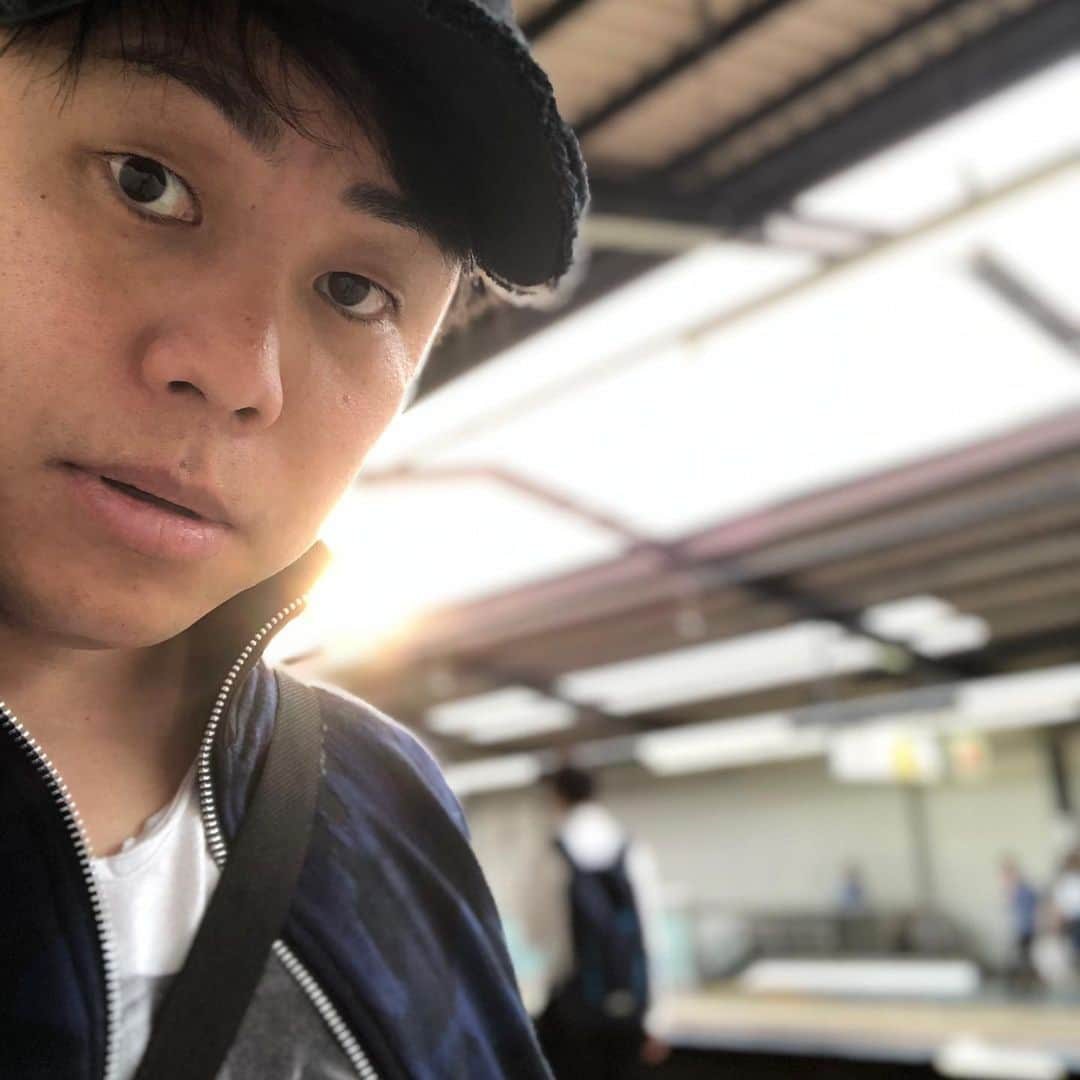 井上裕介さんのインスタグラム写真 - (井上裕介Instagram)「電車に乗っております。  #NONSTYLE #nonstyle #井上 #自撮り #ポジティブ #ナルシスト #どうだ #イケメン #だろ！？」5月10日 17時29分 - nonyusuke