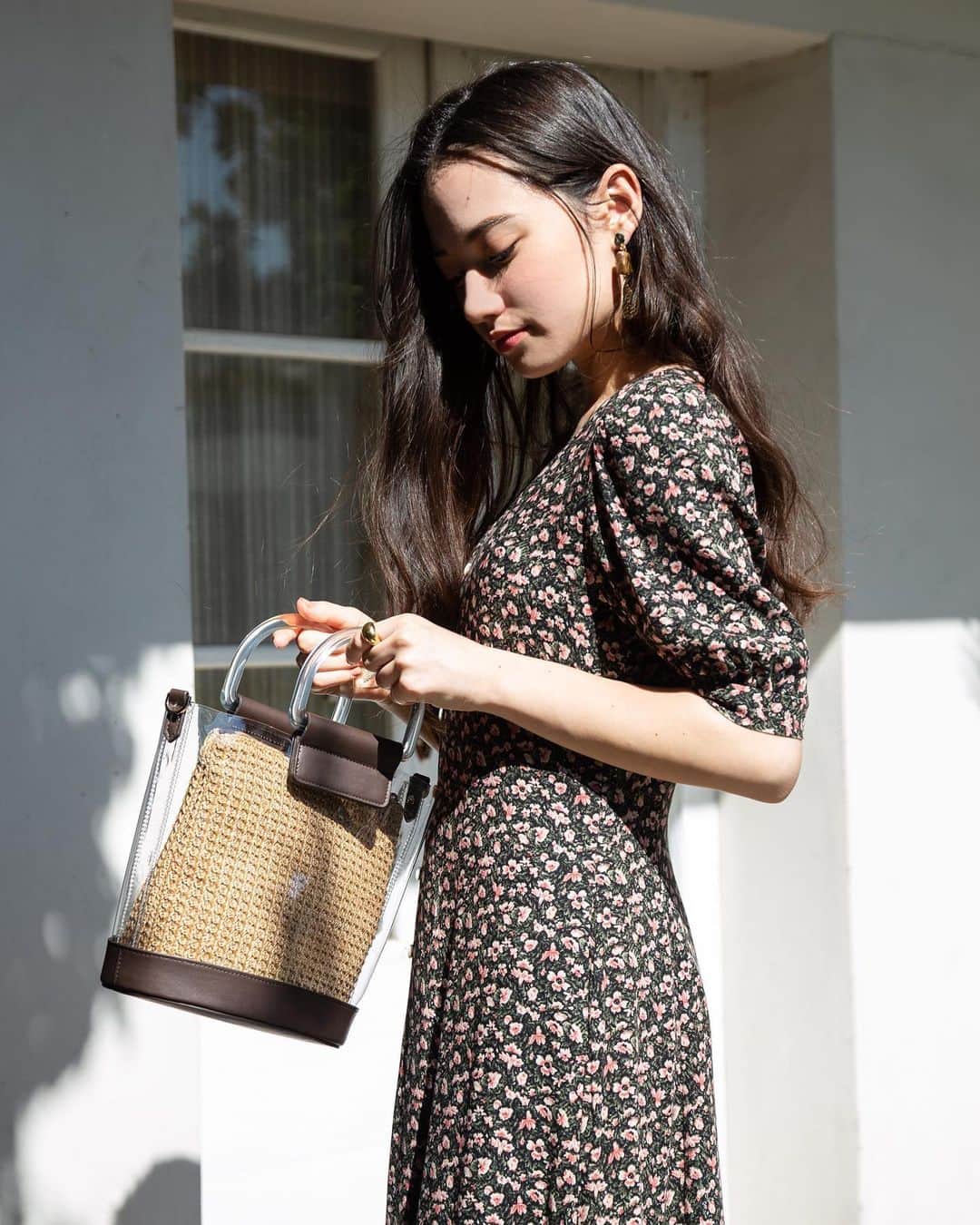SMIRNASLI_officialのインスタグラム：「summer clear bag . クリアバッグに 新作が登場❤︎ 中に雑材のインバッグが😍 . color brown/beige/black . #smirnasli#サミールナスリ  #bag #clear #pvc #summer #バッグ」