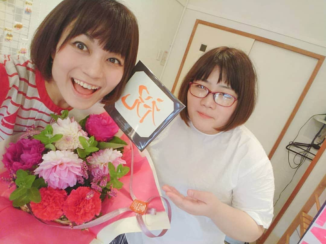 桜花さんのインスタグラム写真 - (桜花Instagram)「女芸人HANDMADEFES13日まで開催中🌼✨ ３日目店番中🍀  あやのさん🍀✨ たまちゃんが遊びに来てくれましたよ〜✨ ねこやまさんぬいぐるみ🍀 ありますよ〜✨ #女芸人HANDMADEFES #女芸人  #ハンドメイド #ハンドメイドフェス #handmade  #ぬいぐるみ #ねこやまさん  #下北沢ギャラリーカステラ #下北沢  #ギャラリー」5月10日 17時30分 - mountainohka